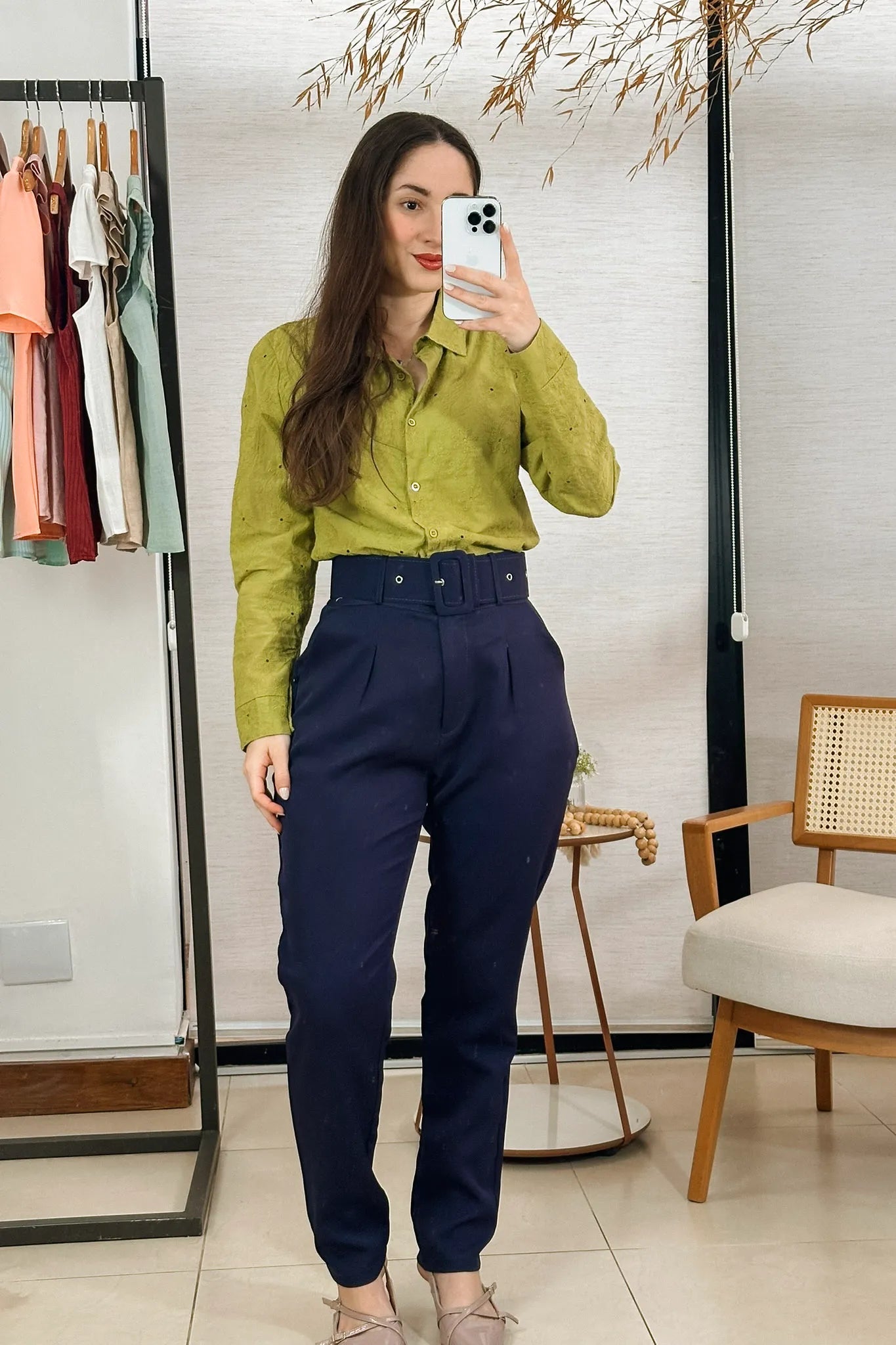 Conjunto: Camisa Em Laise Manga Longa Júlia Verde + Calça Cinto Encapado Cenoura Azul Marinho
