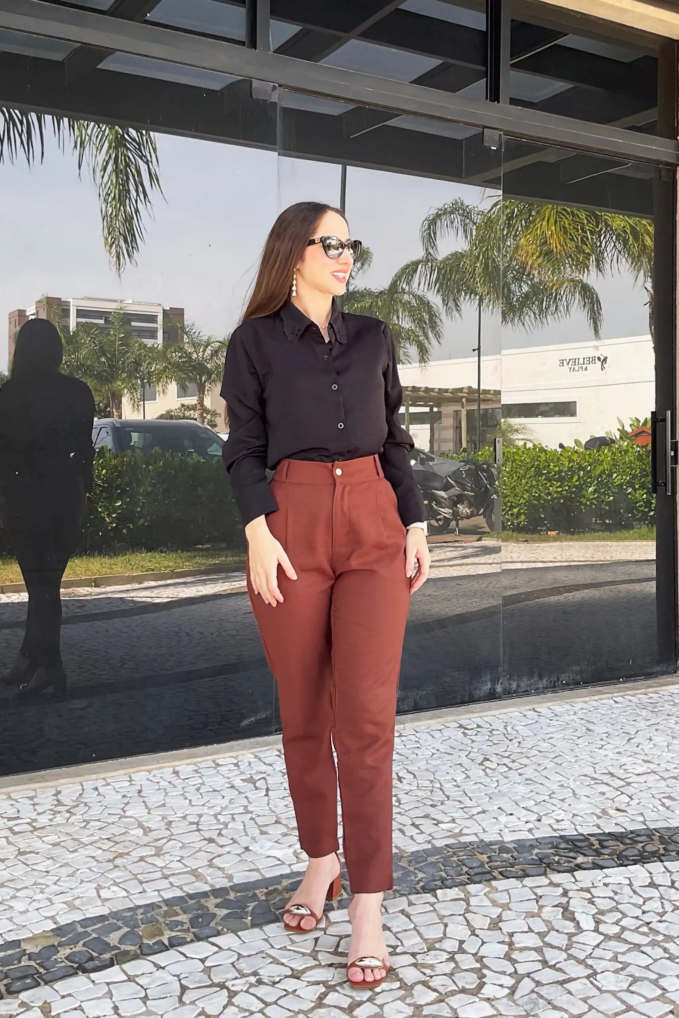 Conjunto: Camisa Manga Longa Detalhe Bordado Gola Clara Preta + Calça Corte Reto Alfaiataria Serena Laísa Marrom