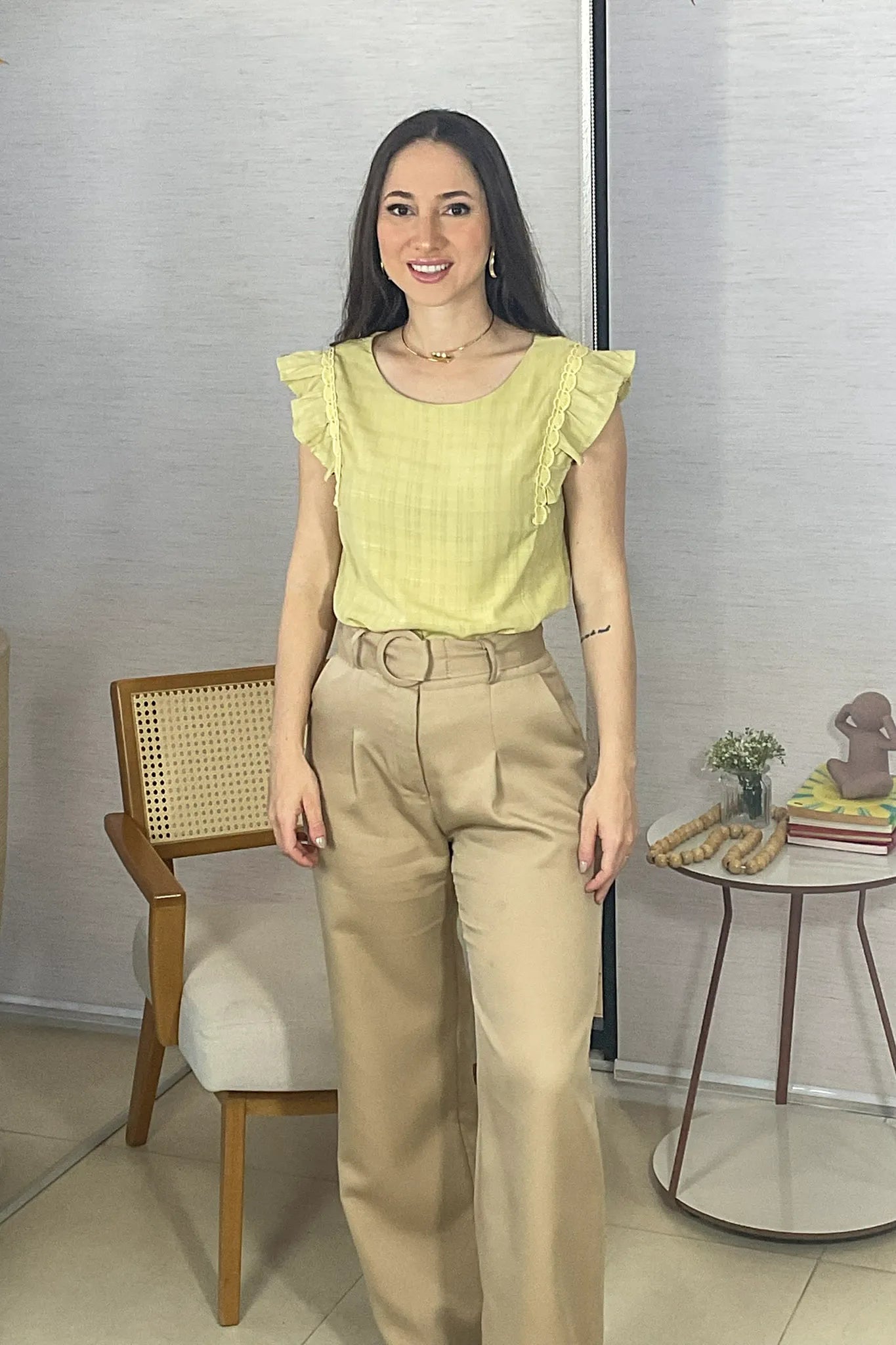 Conjunto: Blusa Detalhe Bordado Manga Soft Cotton Selena Verde Lima + Calça Corte Reto Detalhe Cinto Priscila Azul Marinho