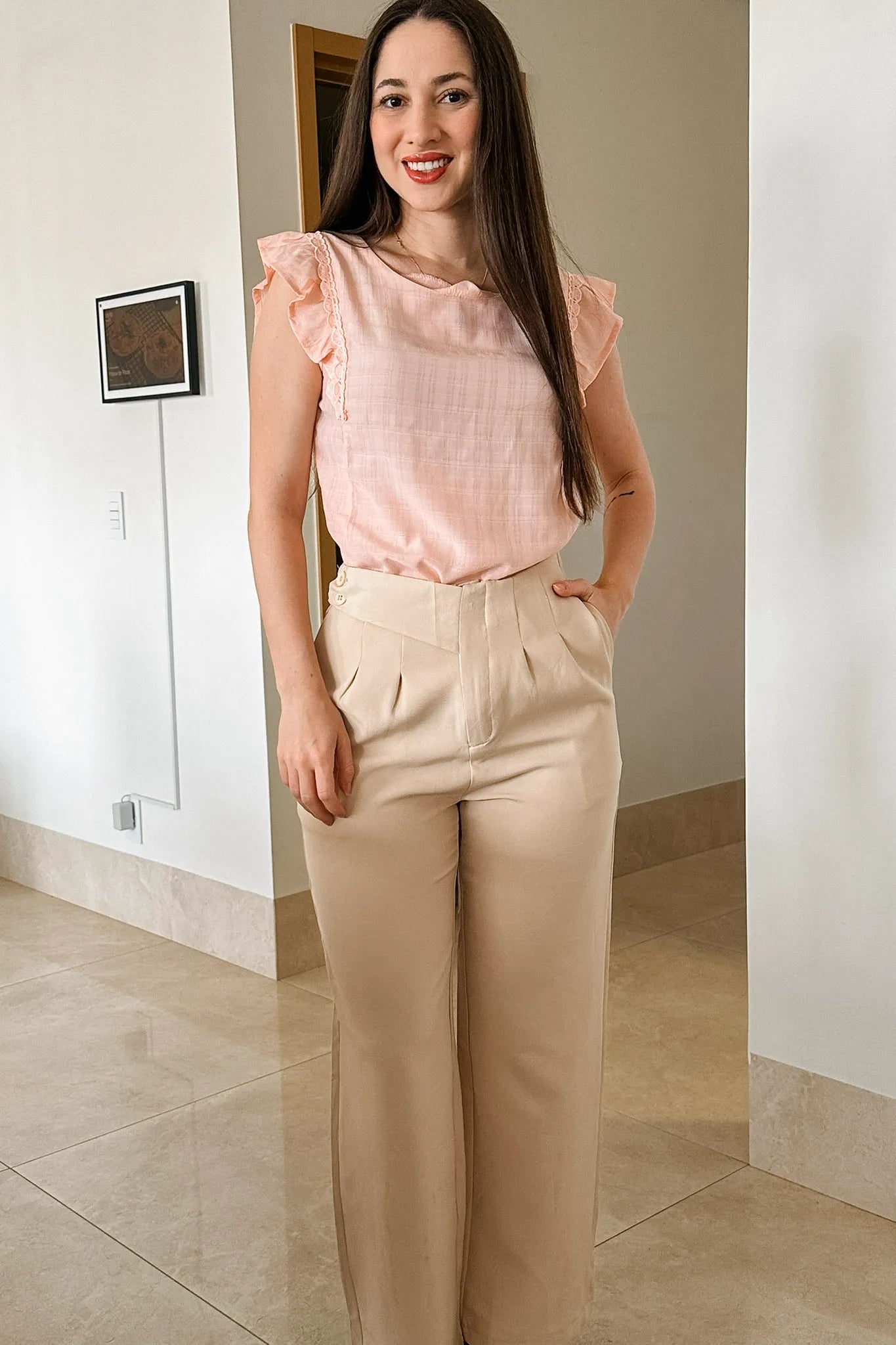 Conjunto: Blusa Detalhe Bordado Manga Soft Cotton Selena Rosa + Calça Corte Reto Alfaiataria Detalhe Cós Eloísa Bege