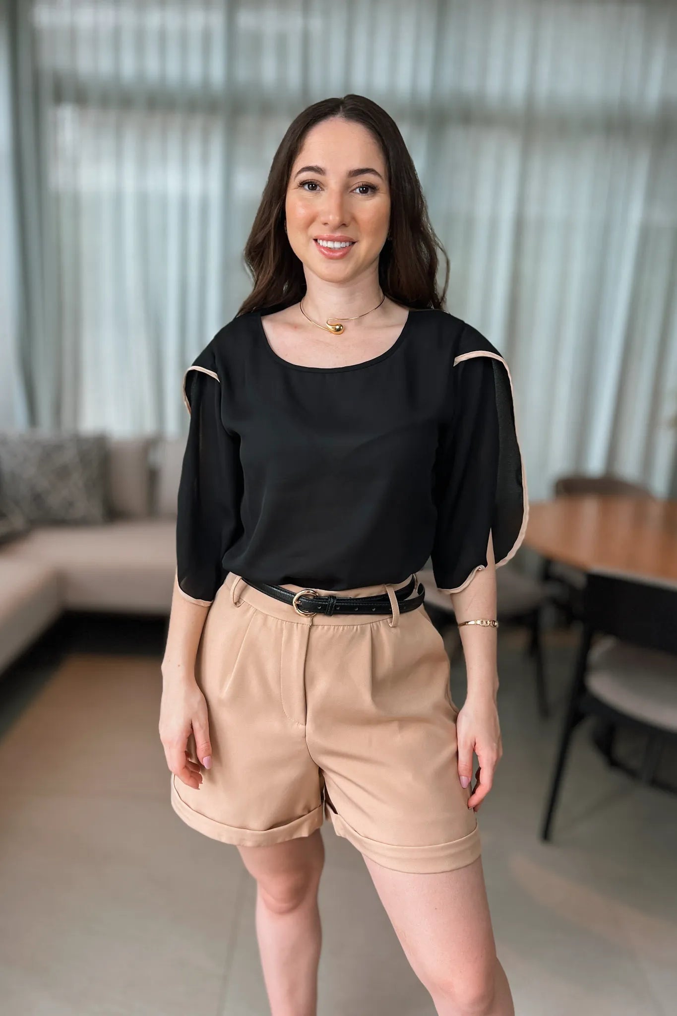 Conjunto: Blusa Lisa Abertura Manga Virgínia Preta + Short Detalhe Barra Monique Bege