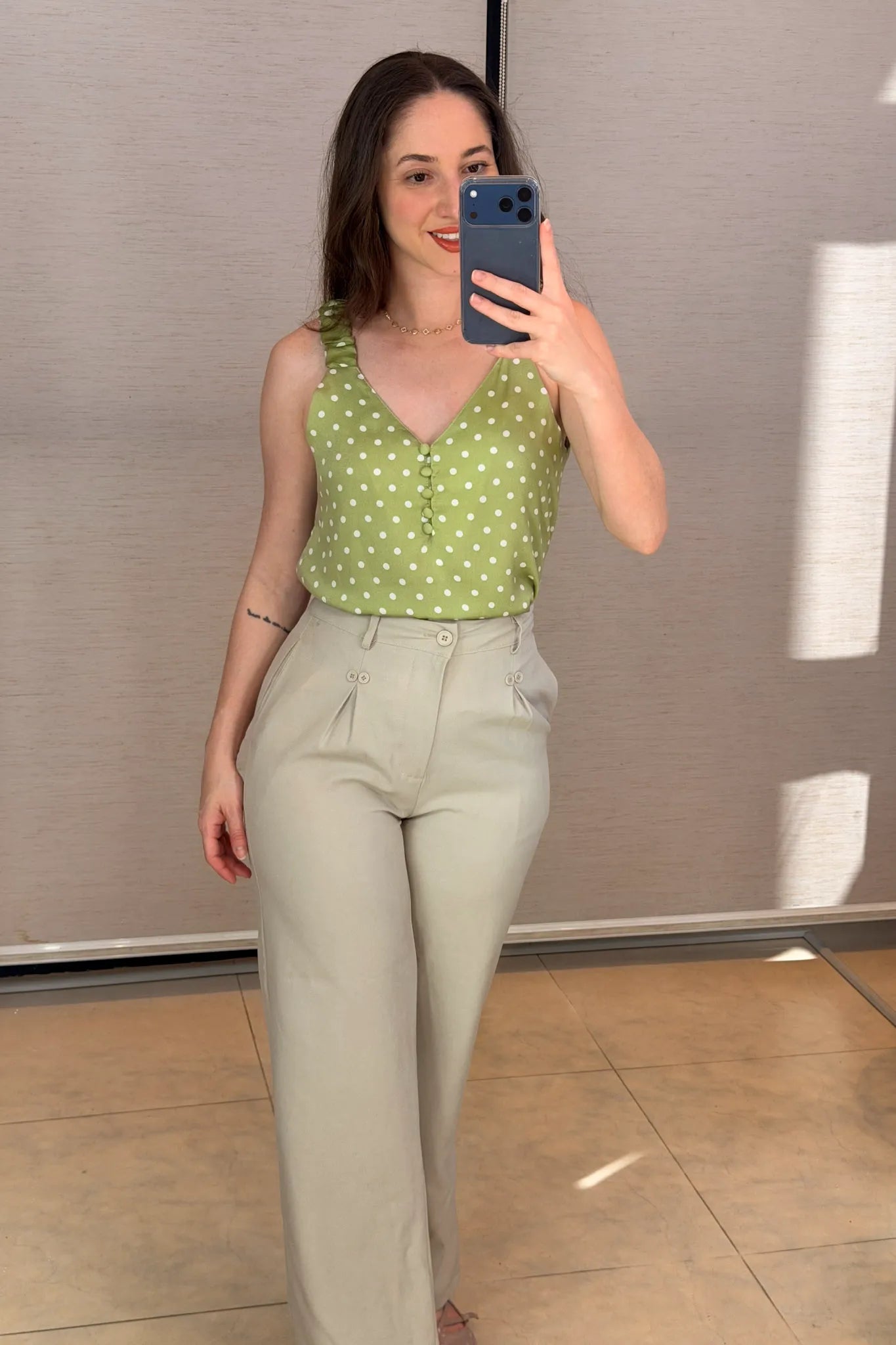 Conjunto: Blusa Regata Detalhe Botões Crepe Classic Elise Estampa Poá Verde + Calça Pantalona Detalhe Botões Crepe Alfaiataria Larissa Cinza