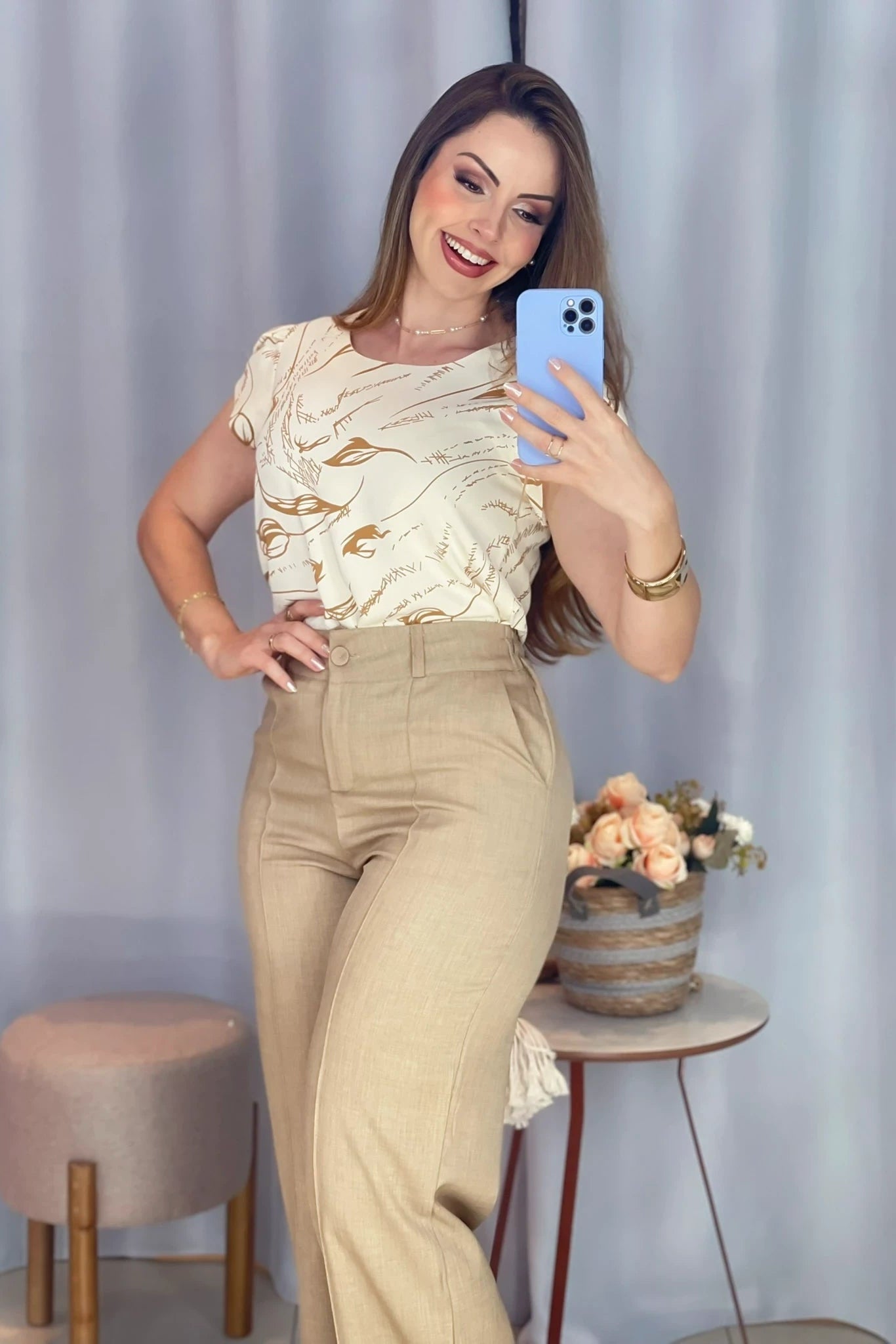 Conjunto: Blusa Manga Curta Transpassada Estampada em Crepe Classic Simone Bege + Calça Corte Reto Cotton Alfaiataria Lisse Detalhe em Friso Ariane Bege