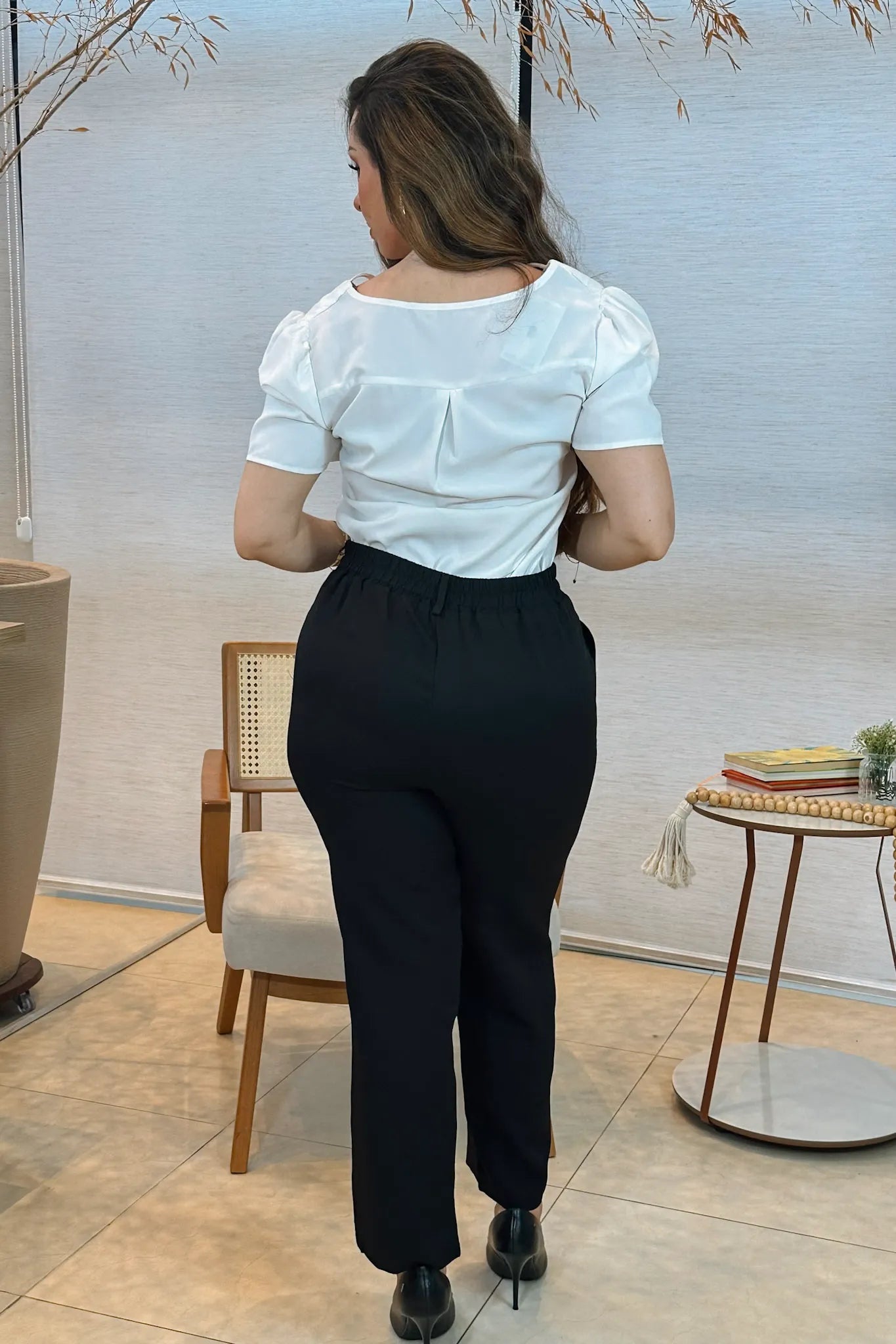 Conjunto: Blusa Manga Curta Detalhe Decote Crepe Classic Carolina Branca + Calça Corte Reto Detalhe Botão Encapado Em Crepe Milano Maria Preta
