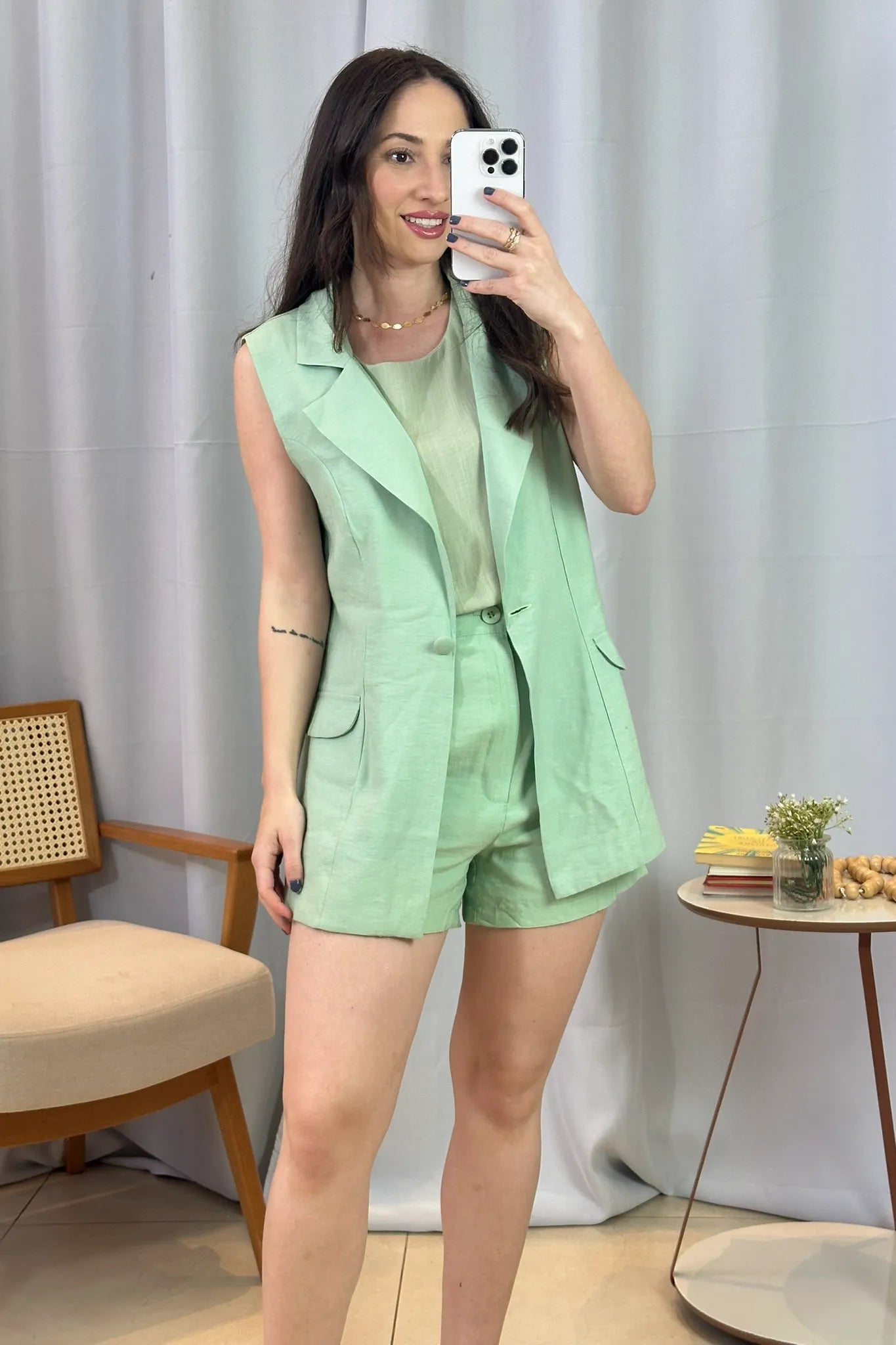 Conjunto: Blusa Regata Detalhe Bordado Visco-linho Ana Maria Braga Verde + Colete Em Alfaiataria Camile Ciano + Shorts Detalhe Bolsos Cotton Maju Coutinho Verde