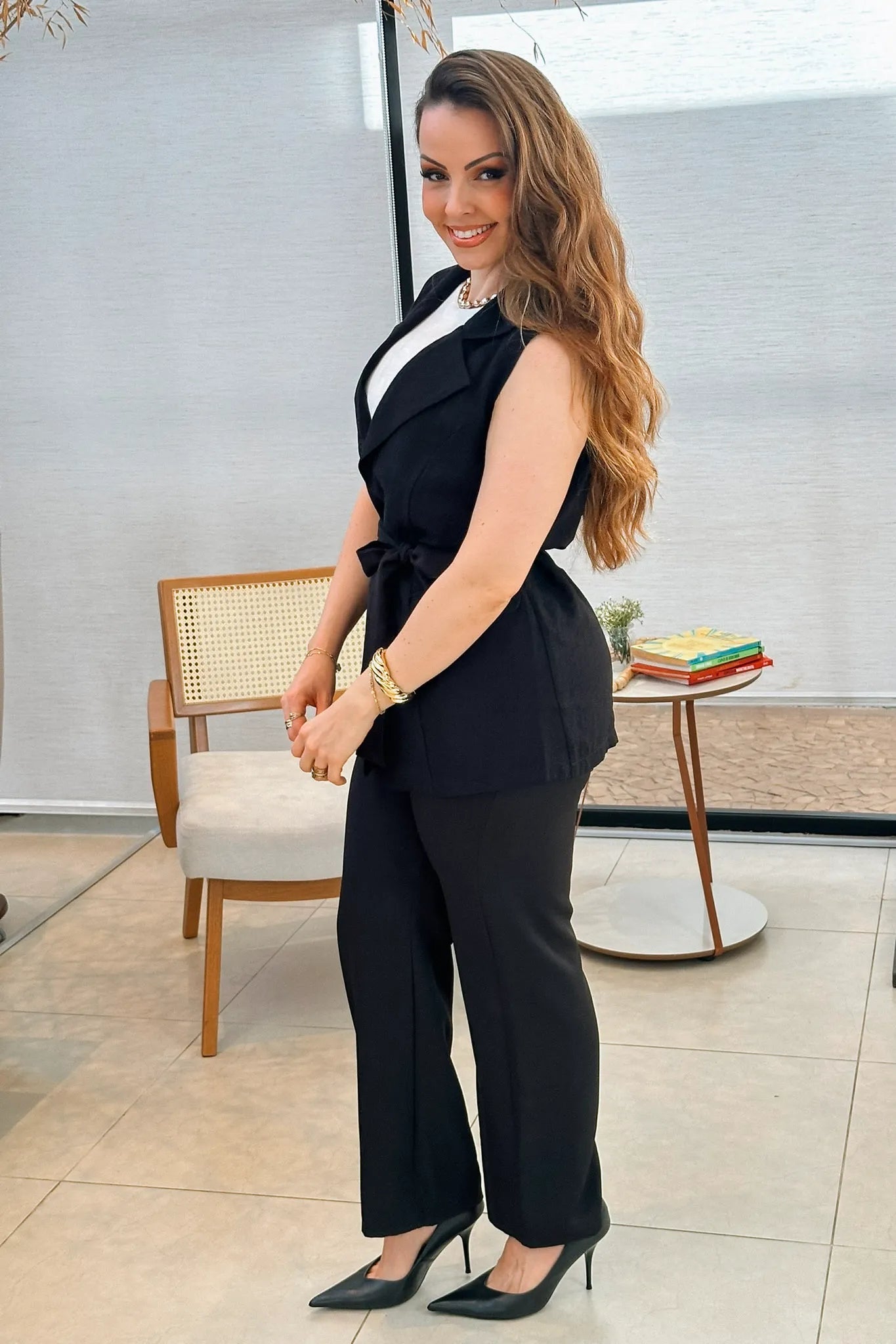 Conjunto: Blusa Regata Detalhe Bordado em Cotton Cloe Branca + Colete Em Alfaiataria Camile Preto + Calça Pantalona Alfaiataria Lavínia Preta