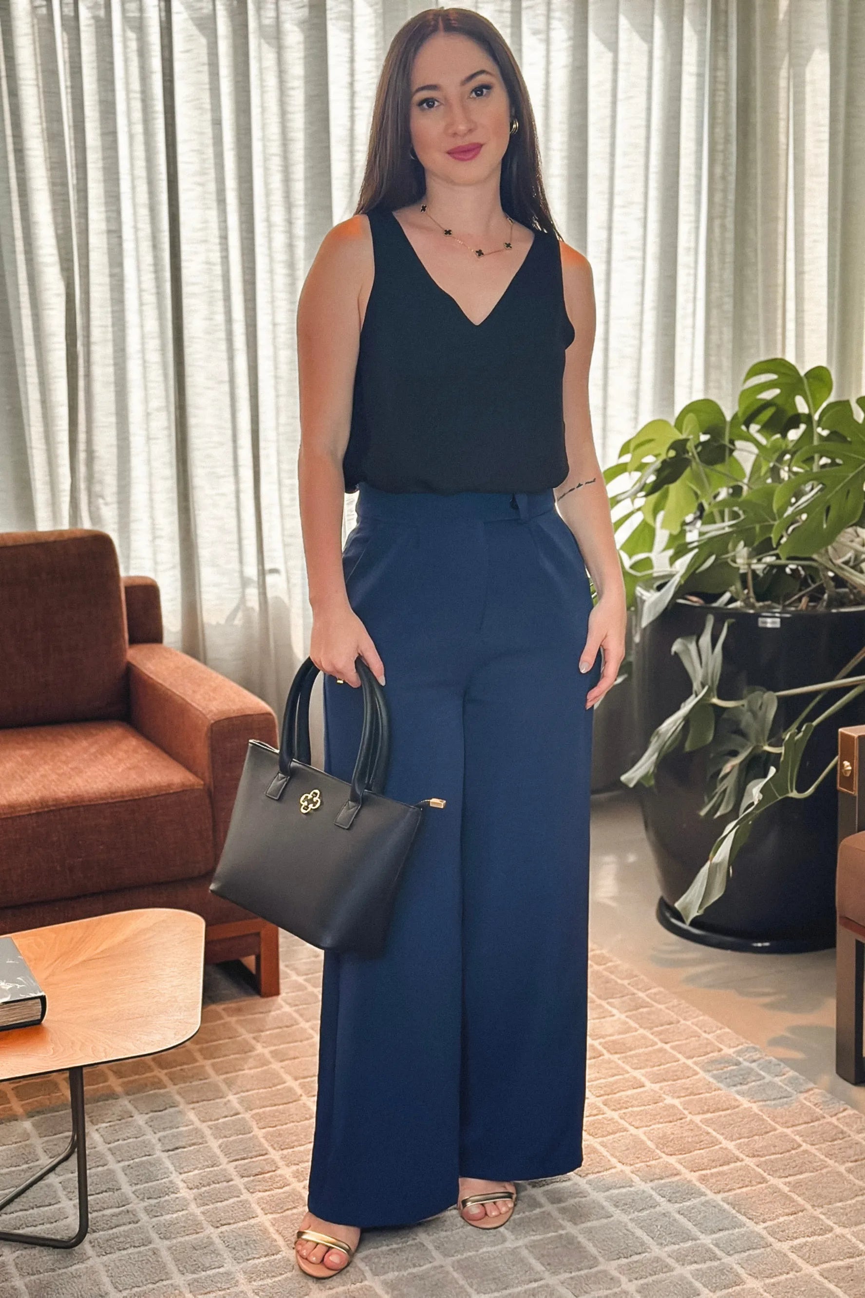 Conjunto: Blusa Regata Lisa Decote "V" Sabrina Preta + Calça Pantalona Alfaiataria Mariane Azul Marinho