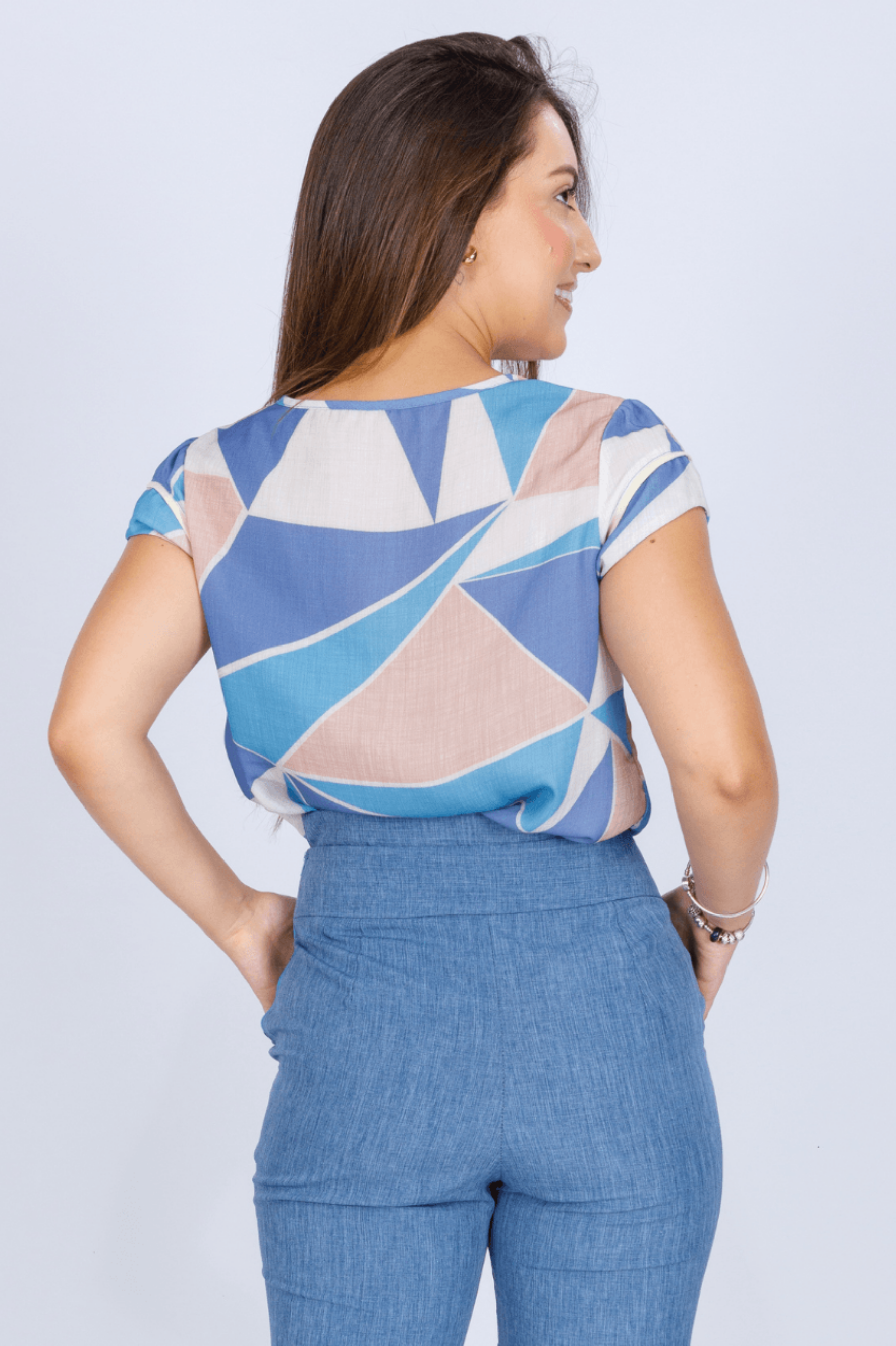 Blusa Manga Curta Abertura Colo Isabela Geométrica Azul