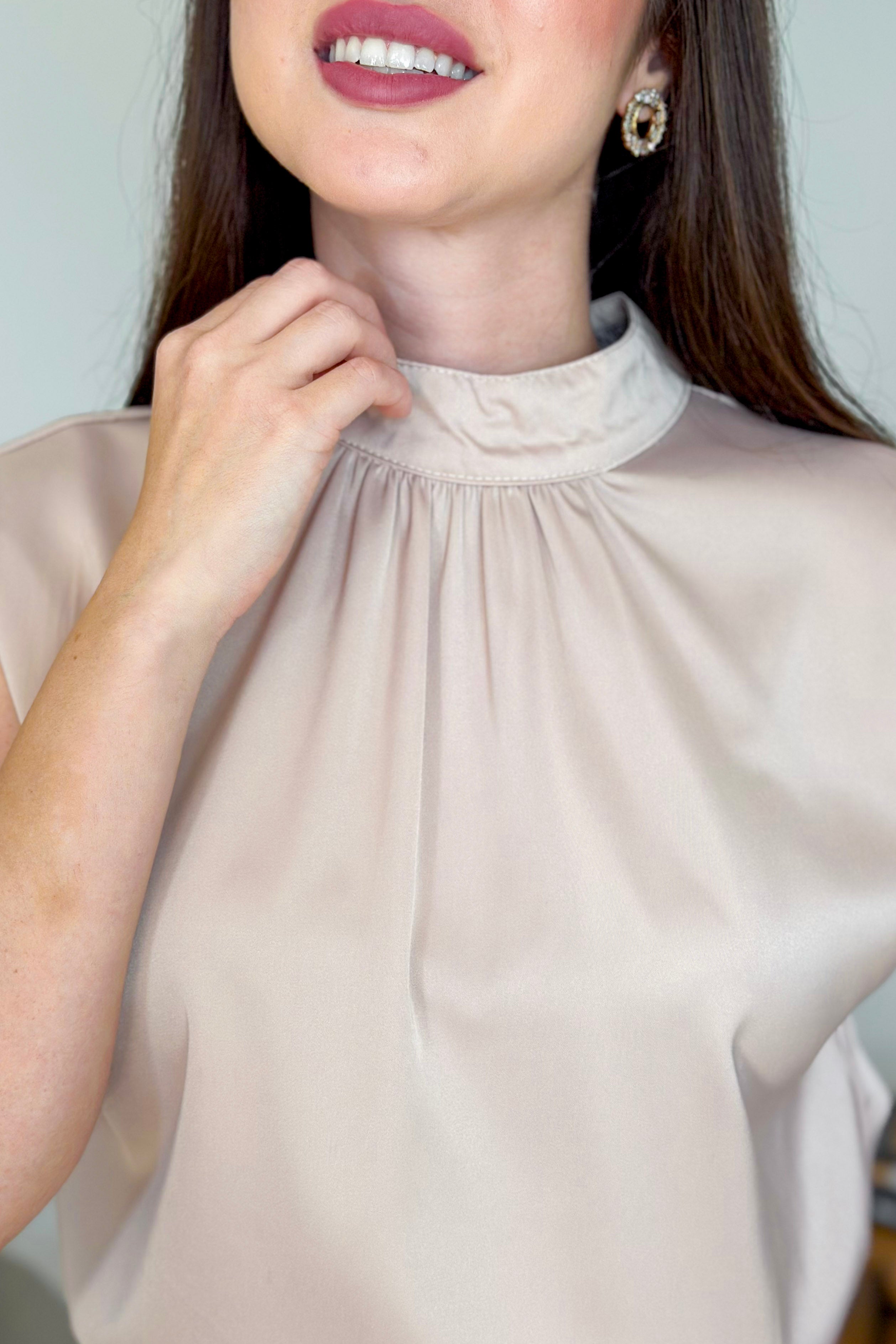 Blusa Regata em Poly Silk Detalhe Pregas Colo Lorrana Bege