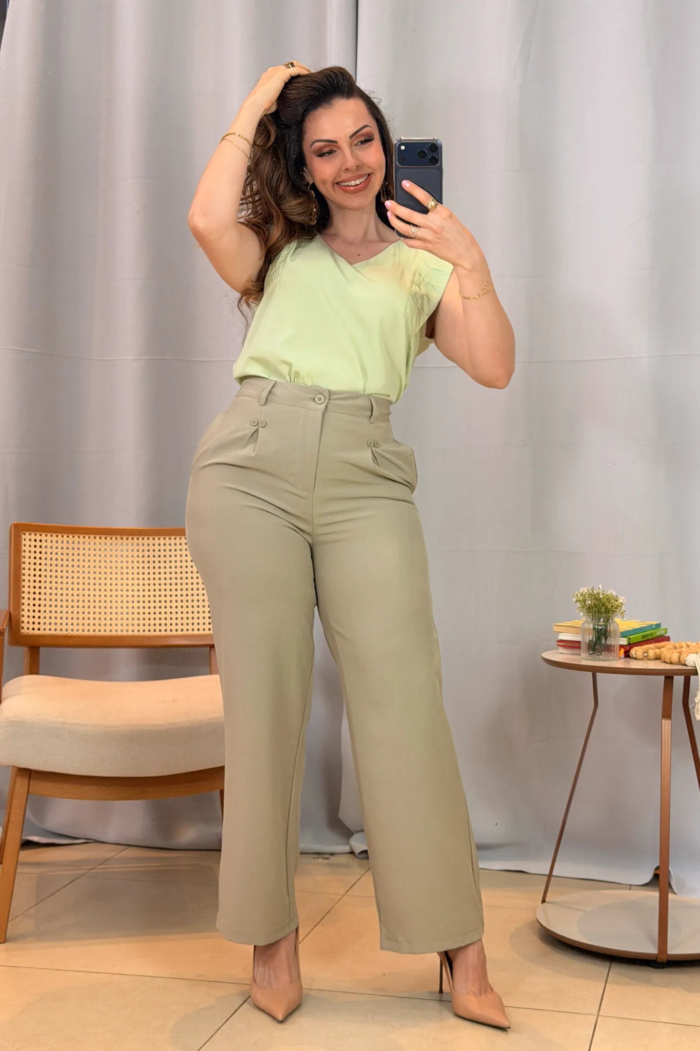 Conjunto: Blusa Regata Decote "V" Franzido Ombros Polivisco Fátima Bernardes Verde + Calça Pantalona Detalhe Botões Crepe Alfaiataria Larissa Verde