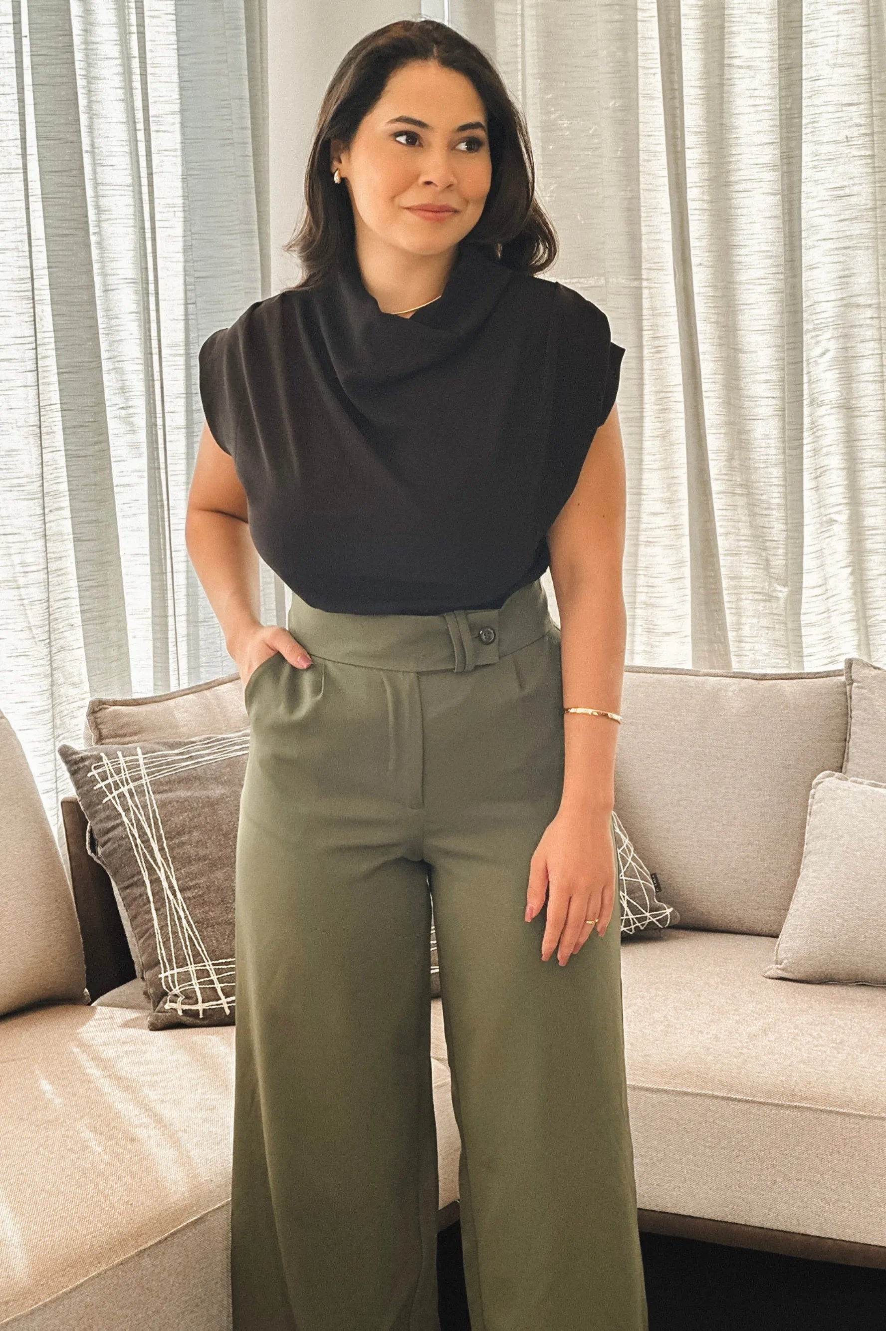 Conjunto: Blusa Manga Curta Gola Boba Andressa Preta + Calça Pantalona Alfaiataria Mariane Verde Militar