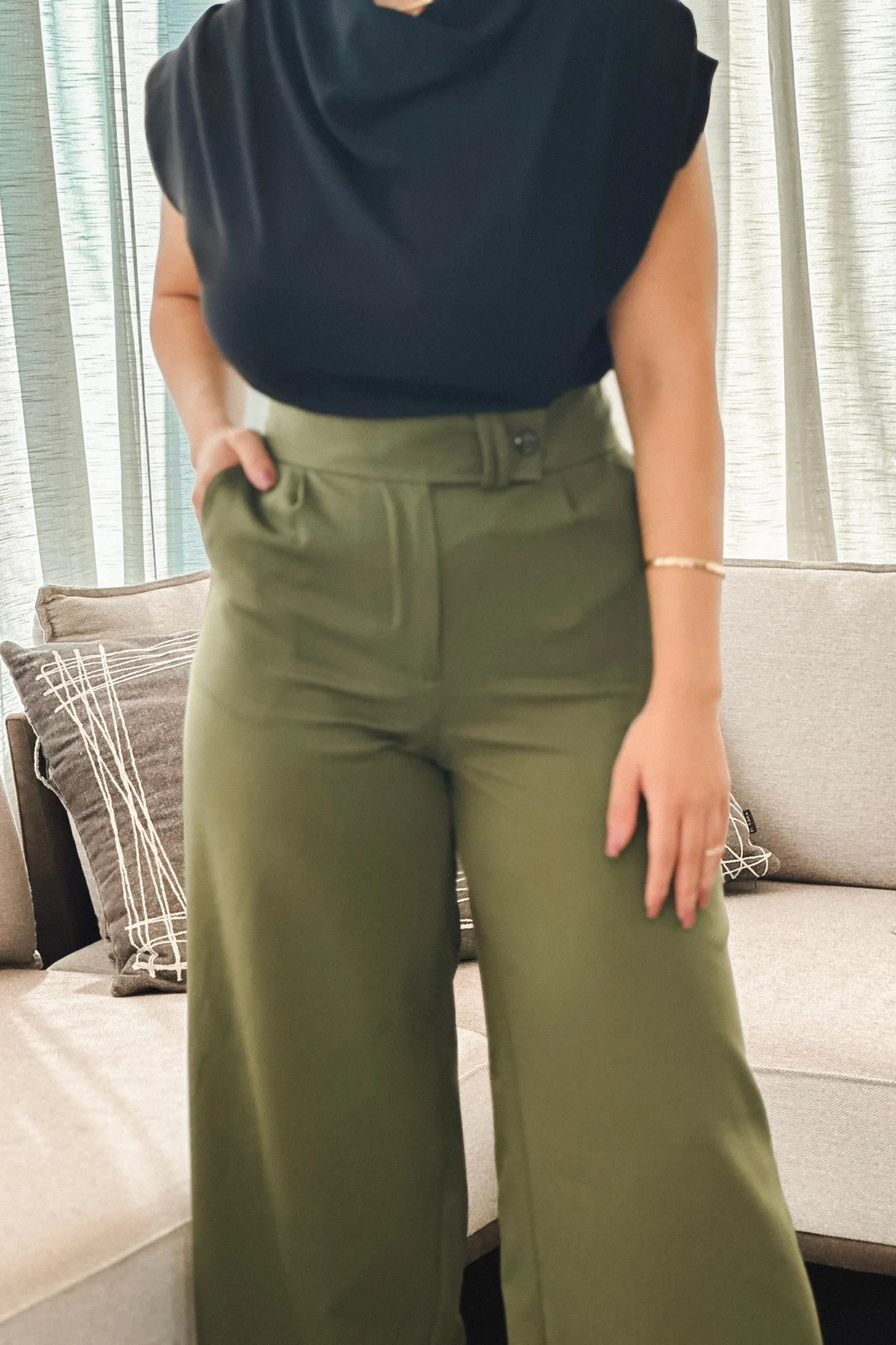 Conjunto: Blusa Manga Curta Gola Boba Andressa Preta + Calça Pantalona Alfaiataria Mariane Verde Militar