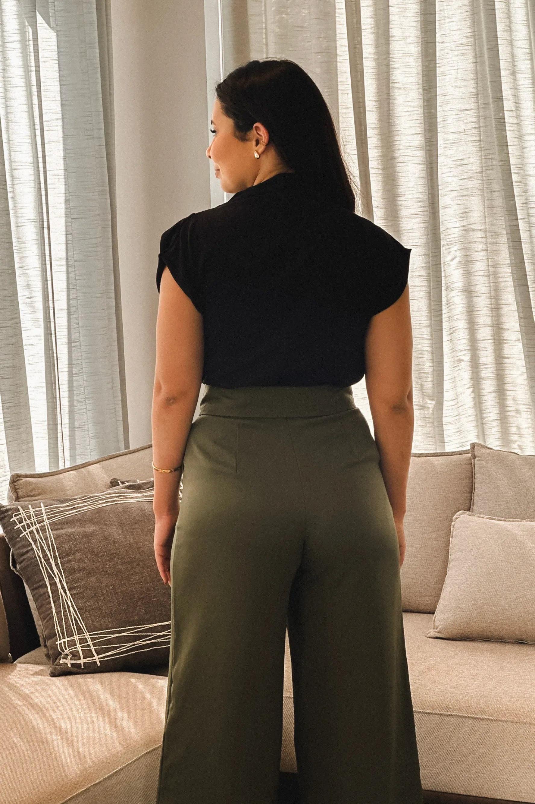 Conjunto: Blusa Manga Curta Gola Boba Andressa Preta + Calça Pantalona Alfaiataria Mariane Verde Militar