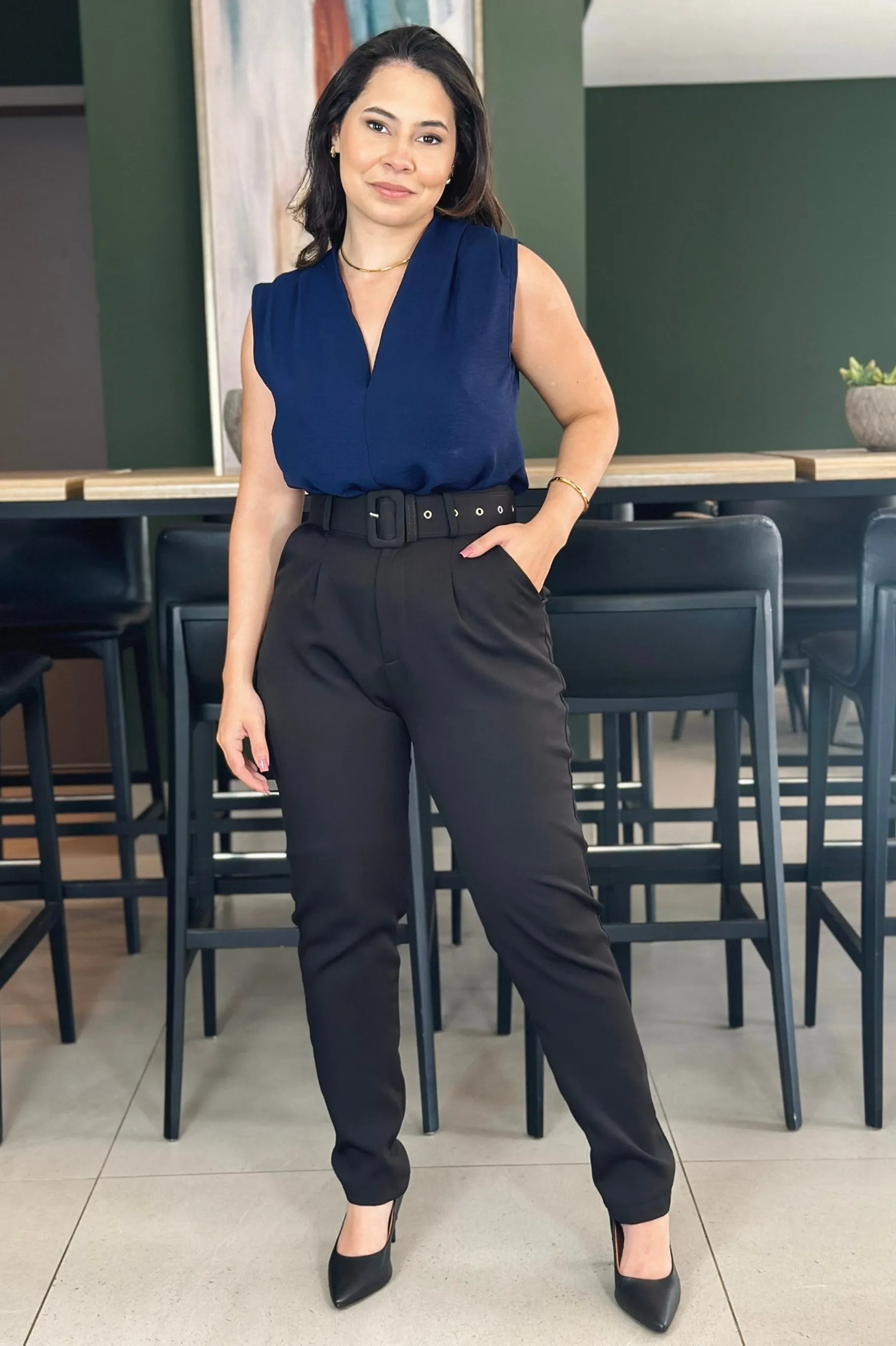 Conjunto: Blusa Textura Regata Decote "V" Tatiana Azul Marinho + Calça Cinto Encapado Cenoura Preta