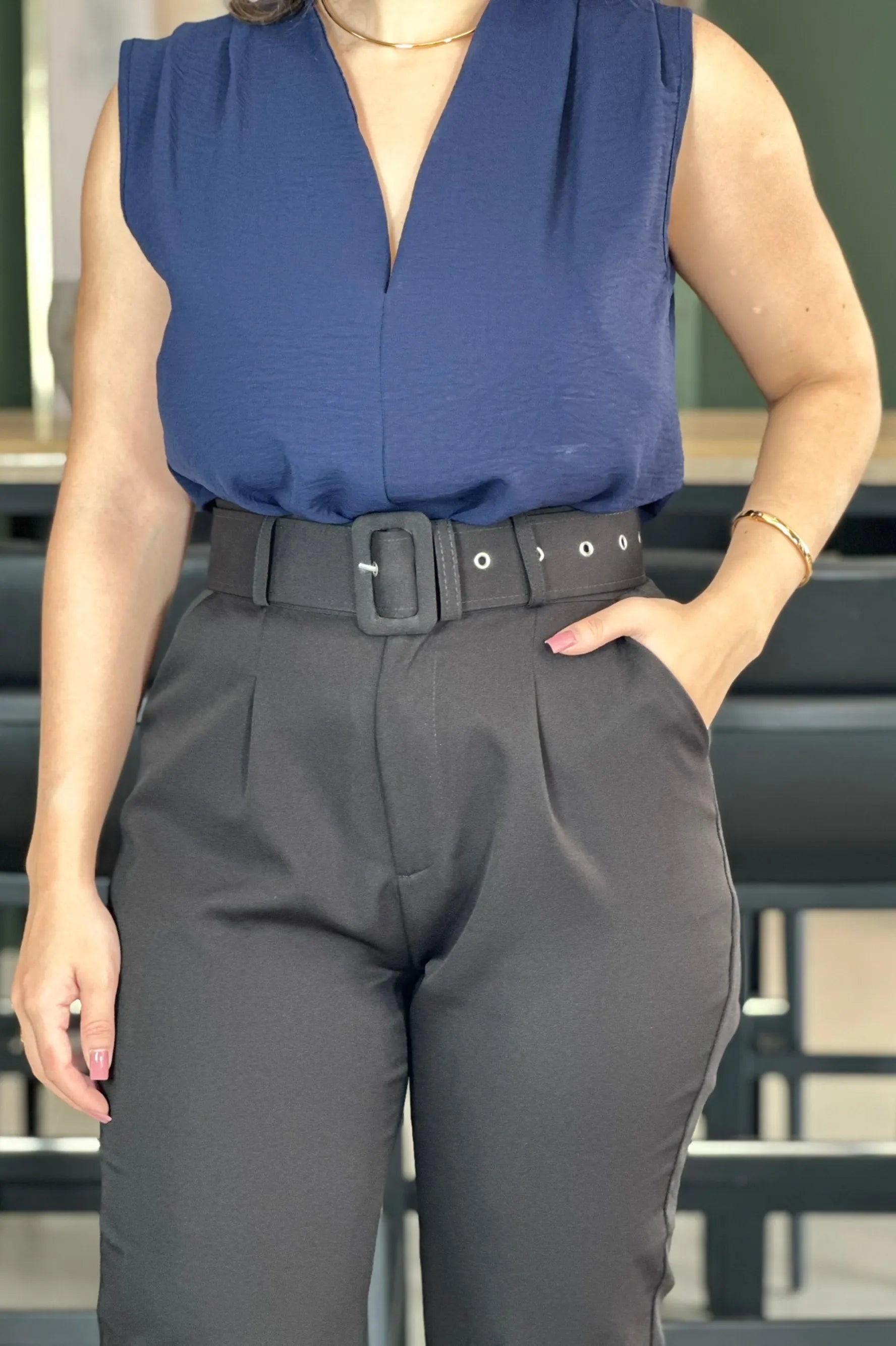 Conjunto: Blusa Textura Regata Decote "V" Tatiana Azul Marinho + Calça Cinto Encapado Cenoura Preta