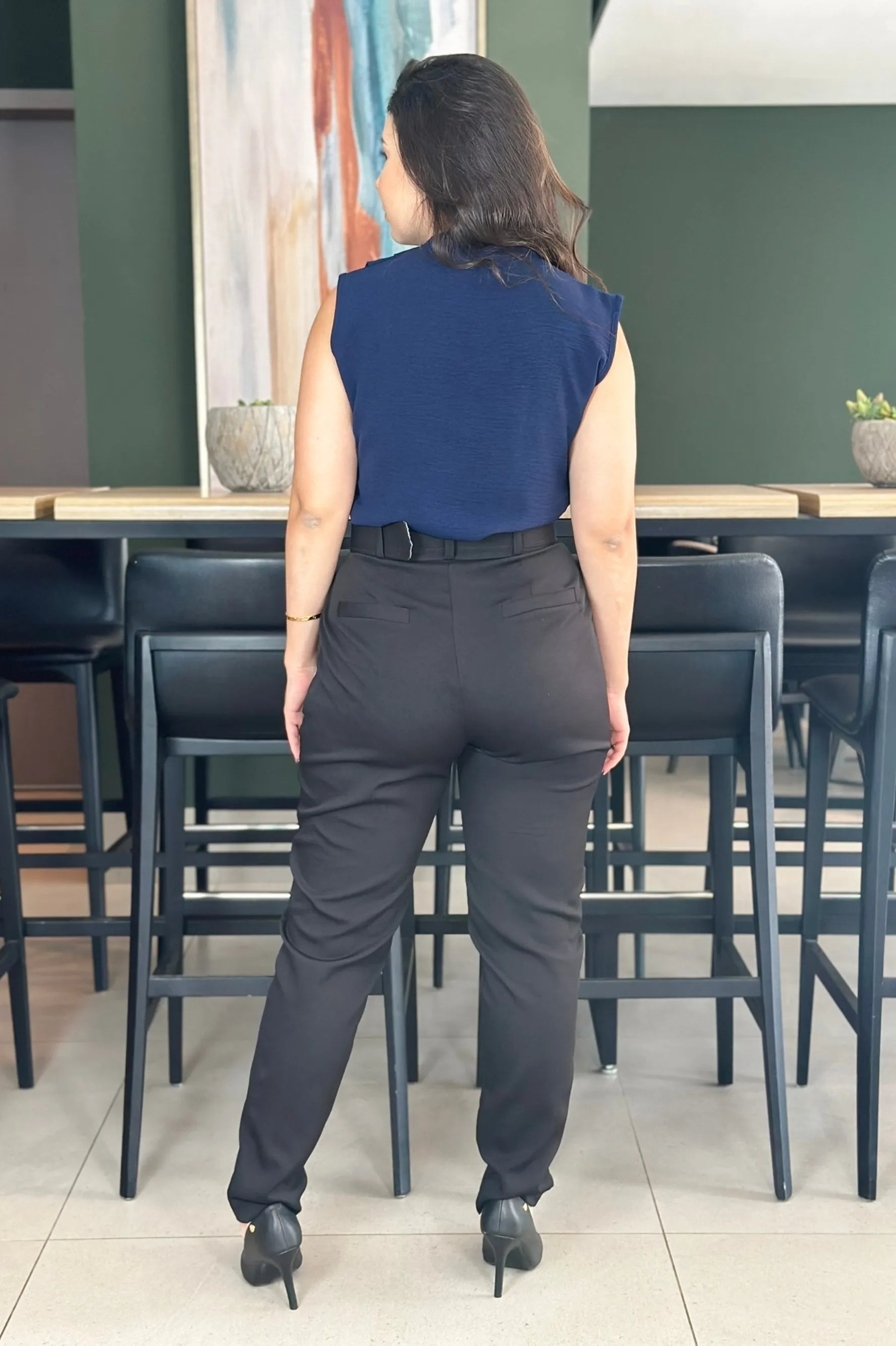 Conjunto: Blusa Textura Regata Decote "V" Tatiana Azul Marinho + Calça Cinto Encapado Cenoura Preta