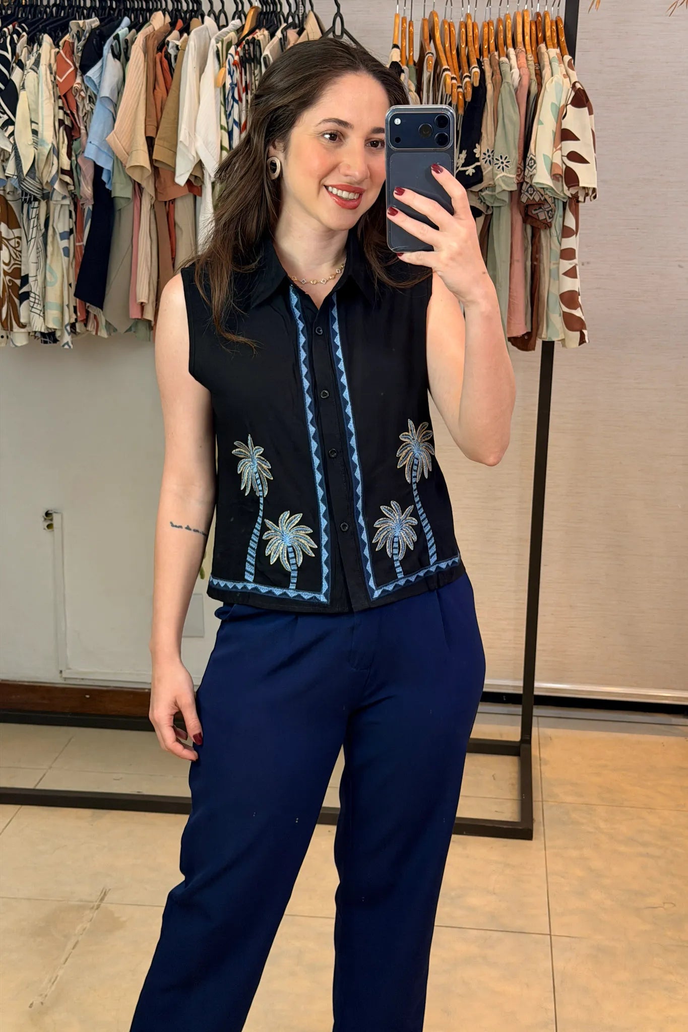 Conjunto: Camisa Regata Detalhe Bordado Visco Brise Fabi Preta + Calça Corte Reto Alfaiataria Detalhe Bolso Adriana Esteves Azul Marinho