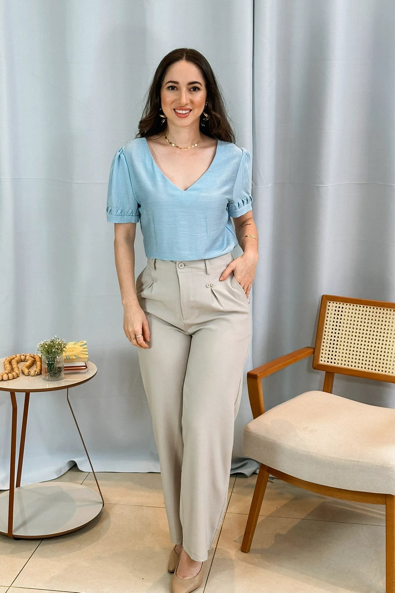 Conjunto: Blusa Manga Curta Decote "V" Visco Nature Gal Costa Azul + Calça Pantalona Detalhe Botões Crepe Alfaiataria Larissa Cinza