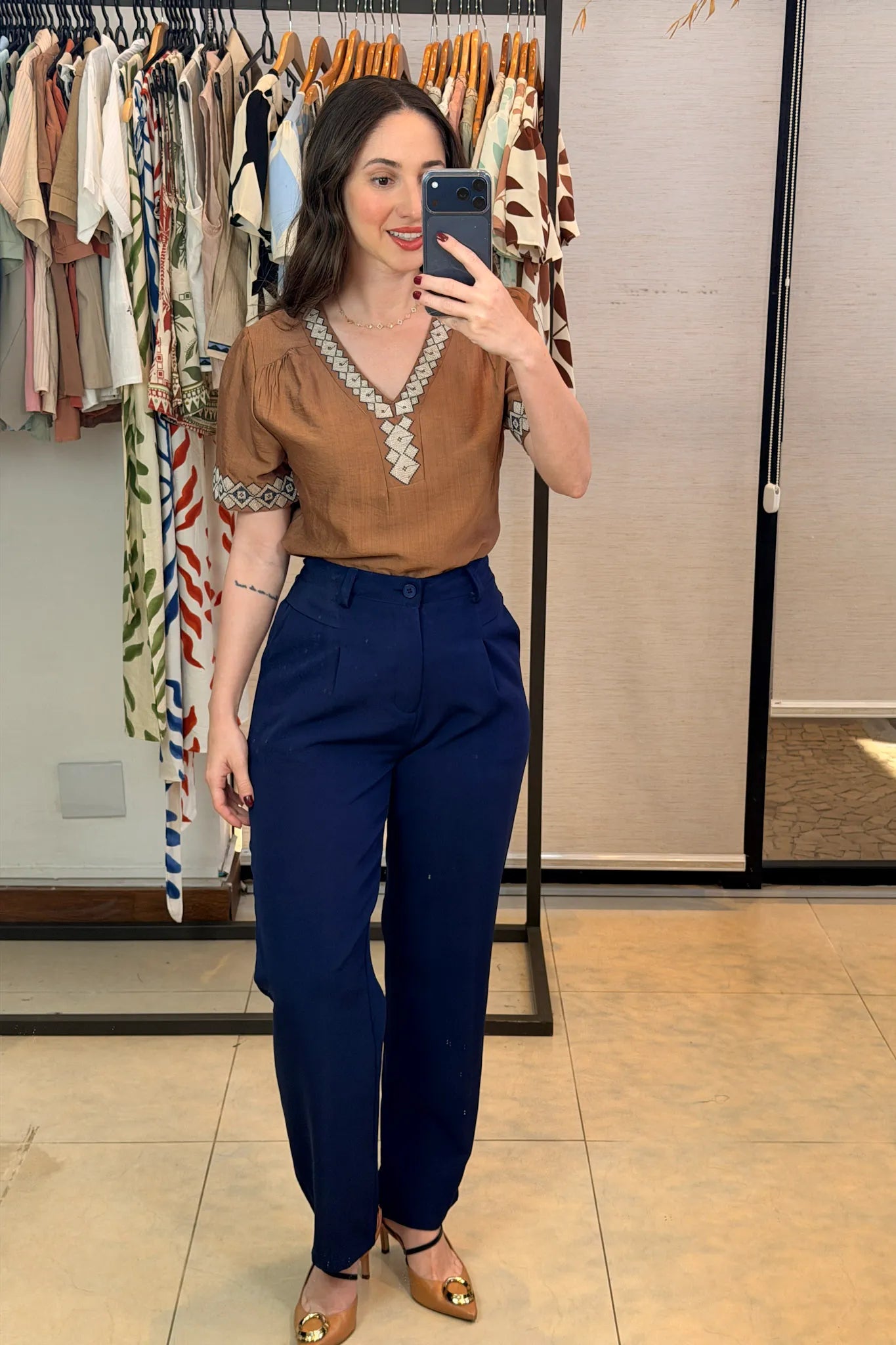 Conjunto: Blusa Manga Curta Detalhe Decote "V" Bordada Visco Brise Clarice Marrom + Calça Corte Reto Alfaiataria Detalhe Bolso Adriana Esteves Azul Marinho