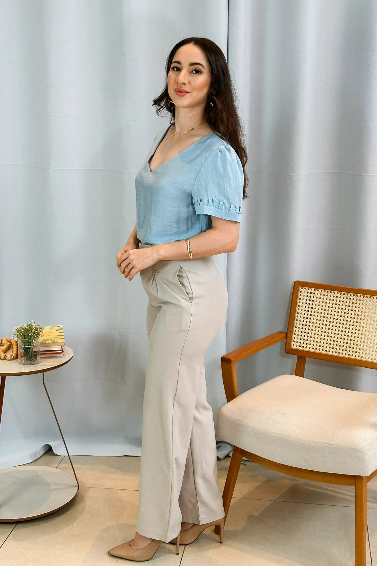 Conjunto: Blusa Manga Curta Decote "V" Visco Nature Gal Costa Azul + Calça Pantalona Detalhe Botões Crepe Alfaiataria Larissa Cinza