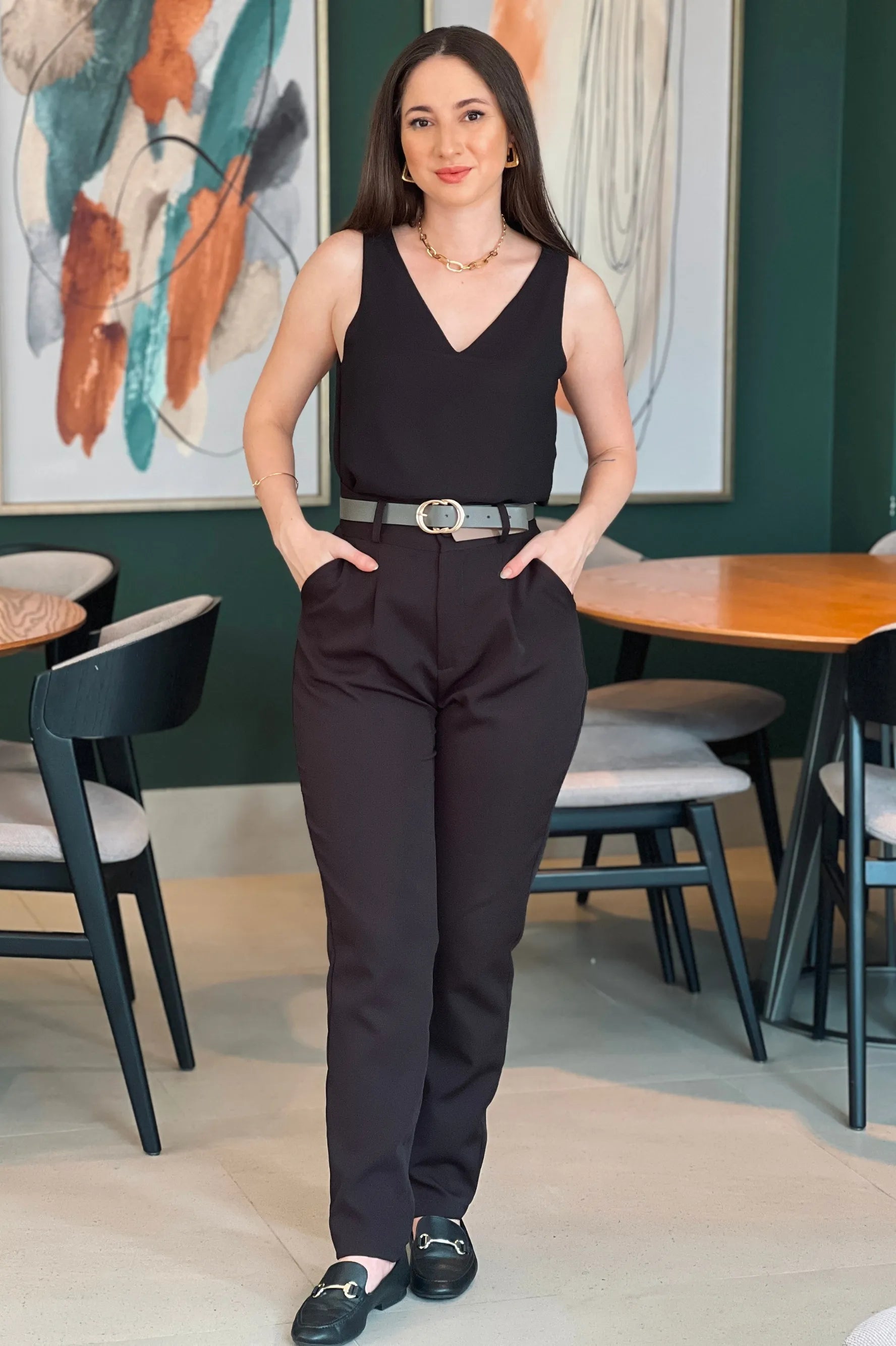 Conjunto: Blusa Regata Lisa Decote "V" Sabrina Preta + Calça Cinto Encapado Cenoura Preta