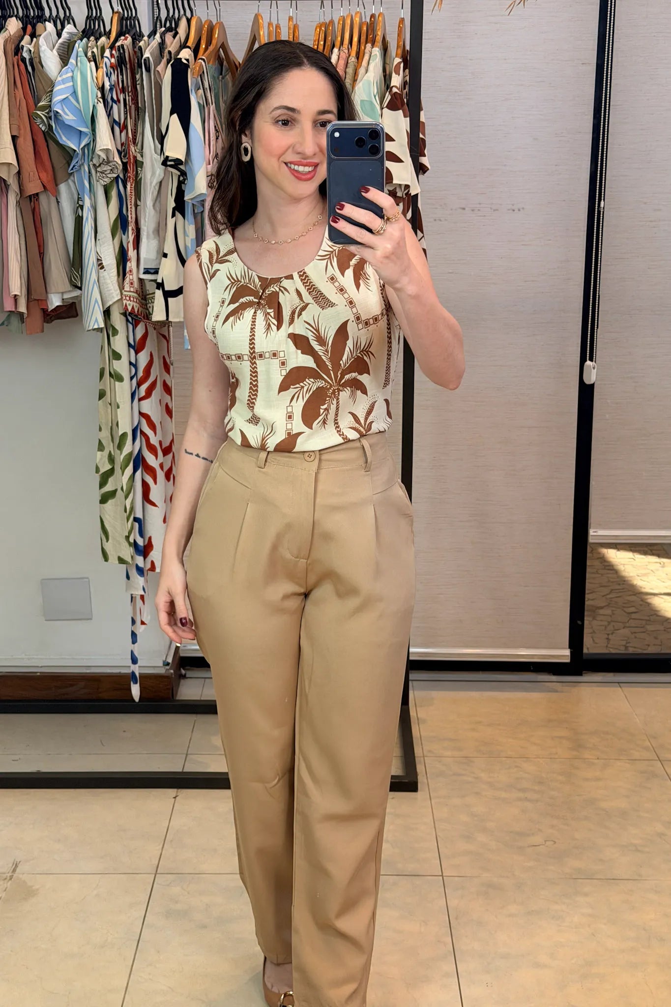 Conjunto: Regata Pregas Colo Viscose Sônia Estampada Marrom + Calça Corte Reto Alfaiataria Detalhe Bolso Adriana Esteves Bege