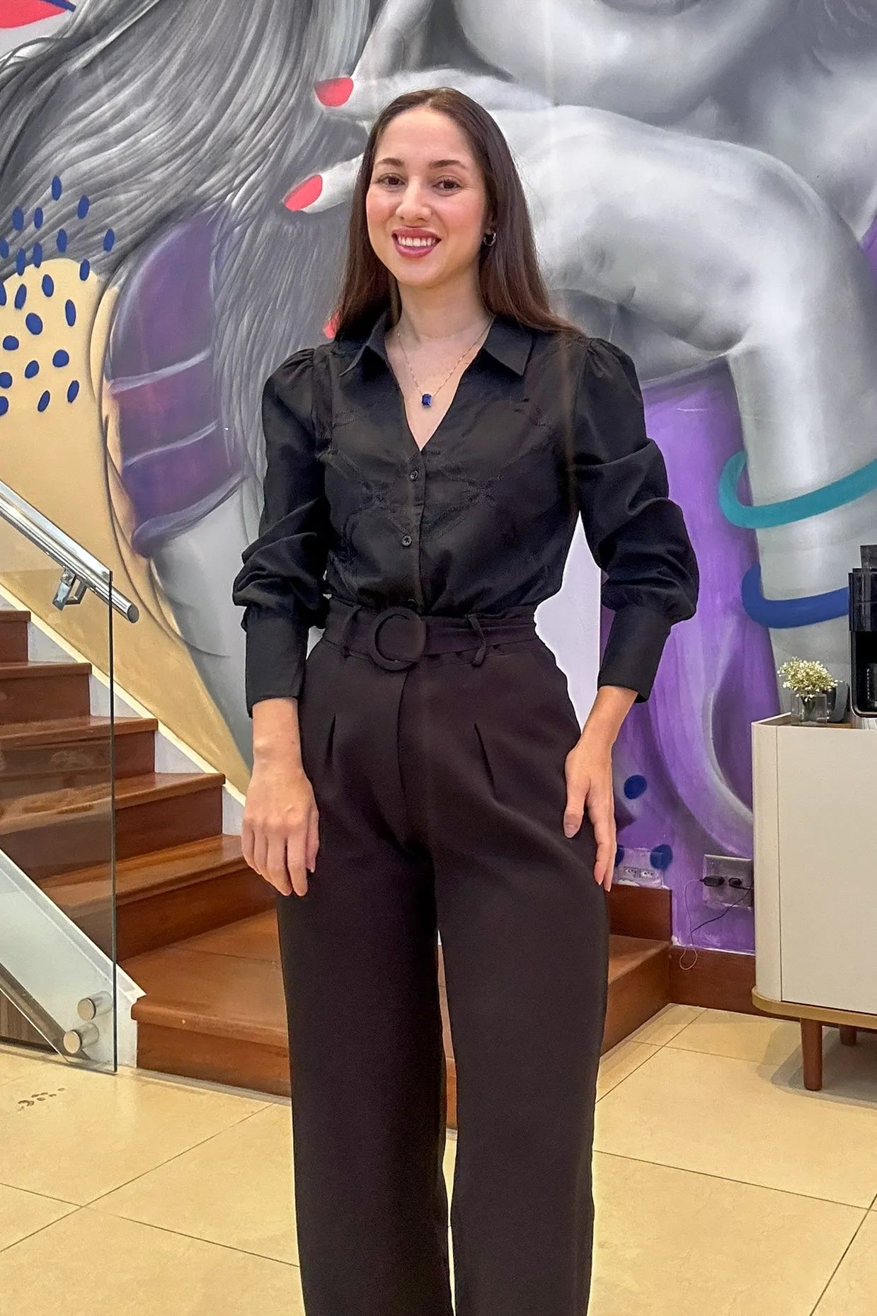 Conjunto: Camisa Manga Longa em Tricoline Bordada Decote "V" Detalhe Bordado Amélia Preta + Calça Corte Reto Detalhe Cinto Priscila Preta