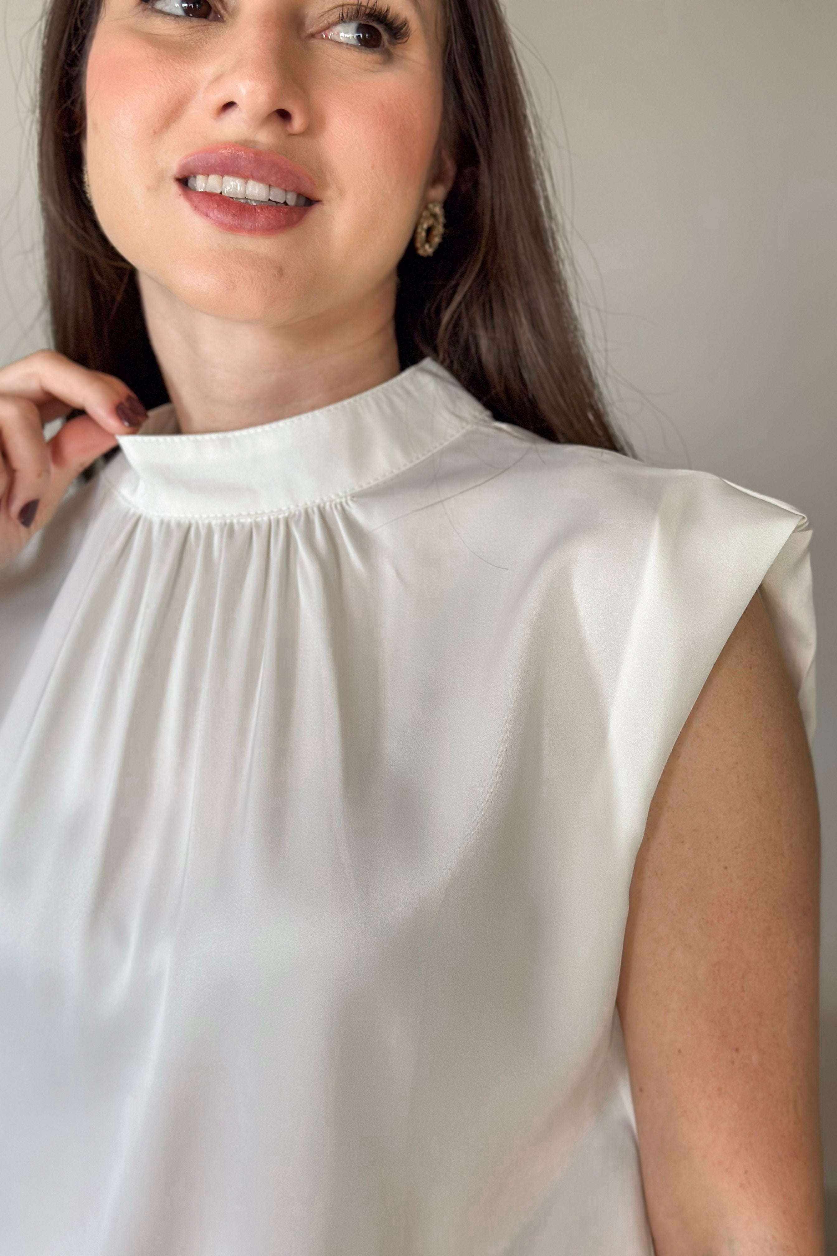 Blusa Regata em Poly Silk Detalhe Pregas Colo Lorrana Branca
