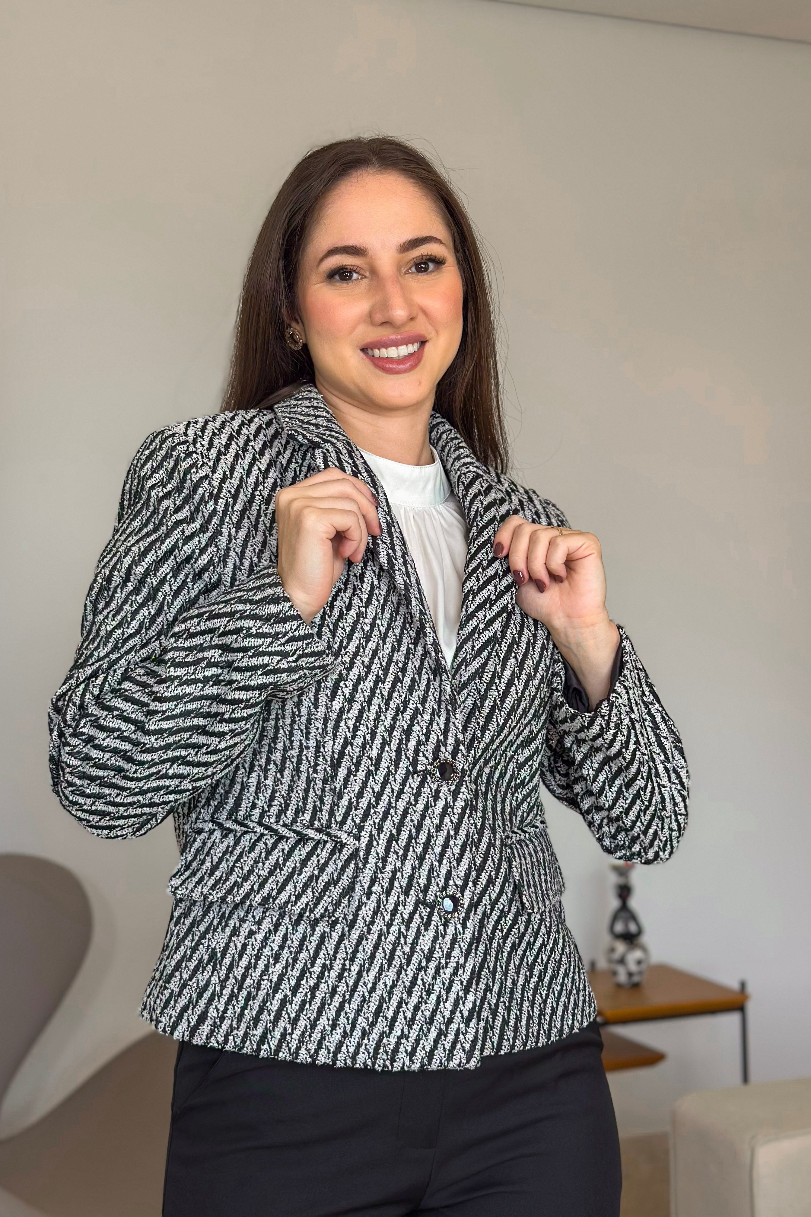 Casaco Clássico Em Chevron Madalena Estampado Preto