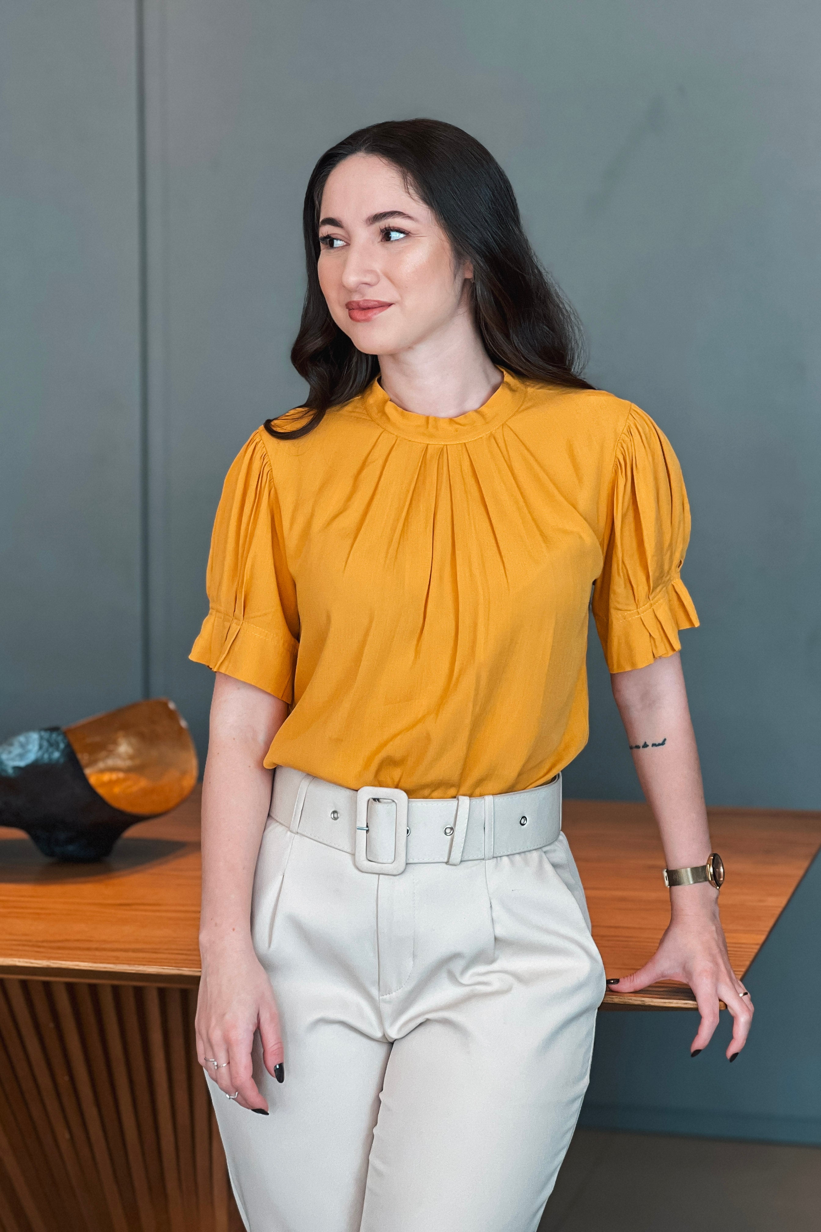 Blusa Manga Curta Plissada Viscose Juliana Mostarda