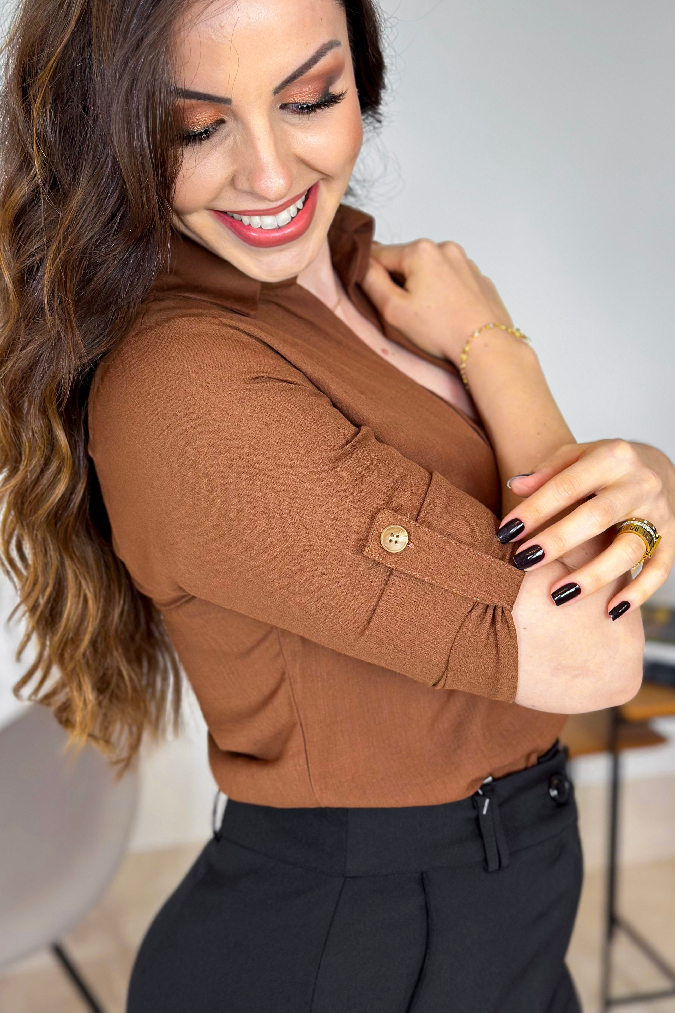 Blusa Manga 3/4 em Visco Soft Detalhe Botão Elisabeth Marrom
