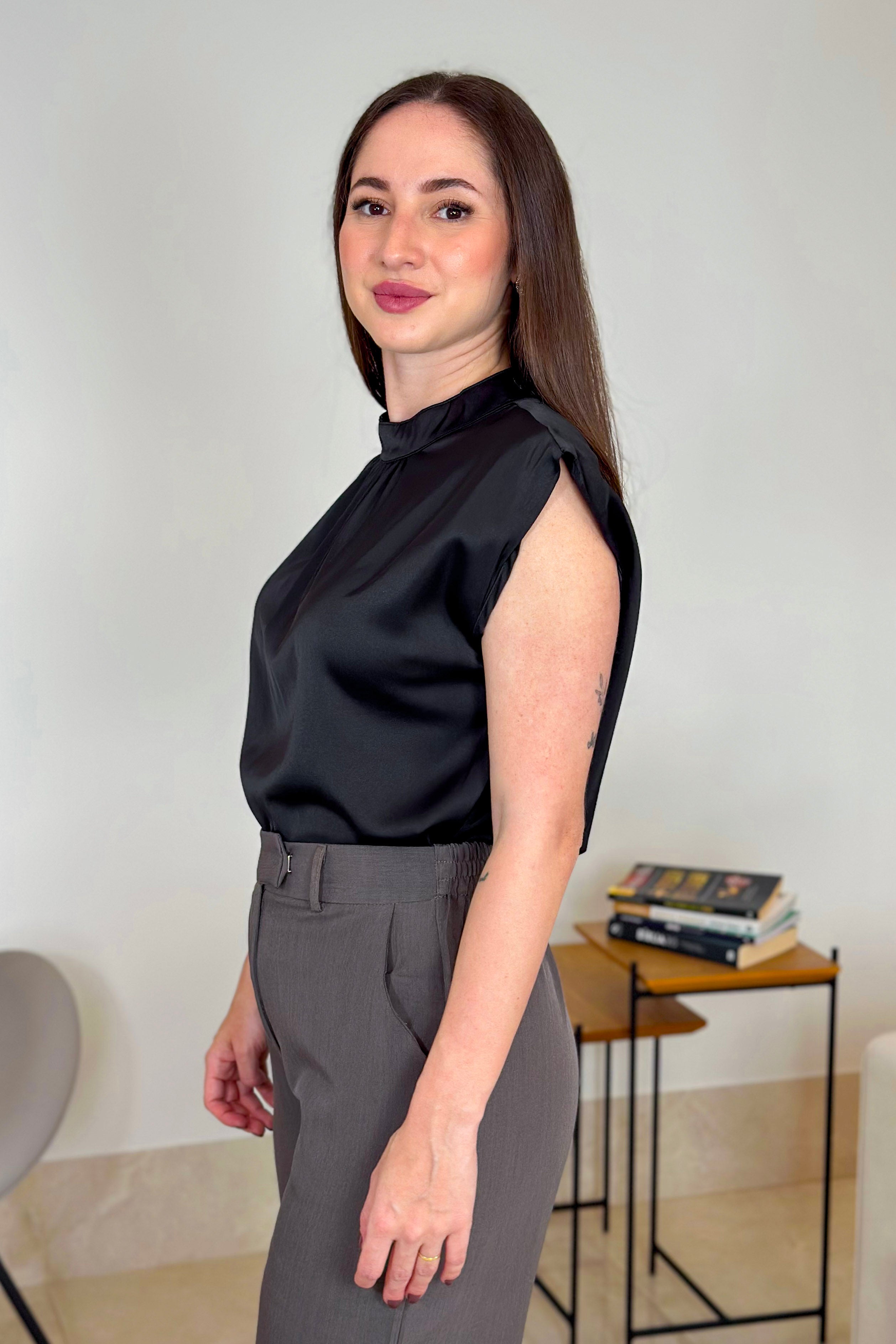 Blusa Regata em Poly Silk Detalhe Pregas Colo Lorrana Preta