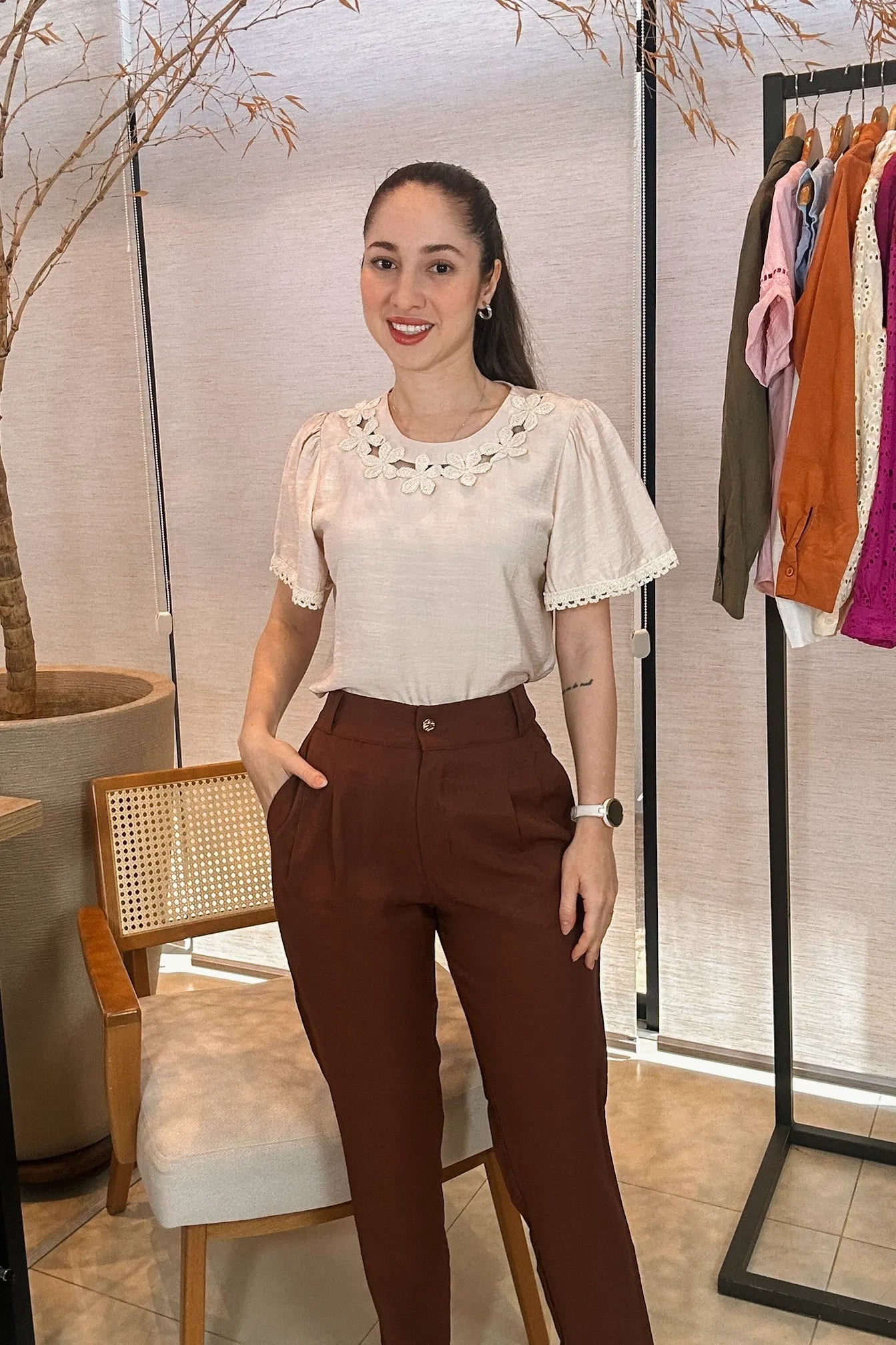 Conjunto: Blusa Manga Curta Visco Acetinado Detalhe Bordado Mabel Creme + Calça Corte Reto Alfaiataria Serena Laísa Marrom