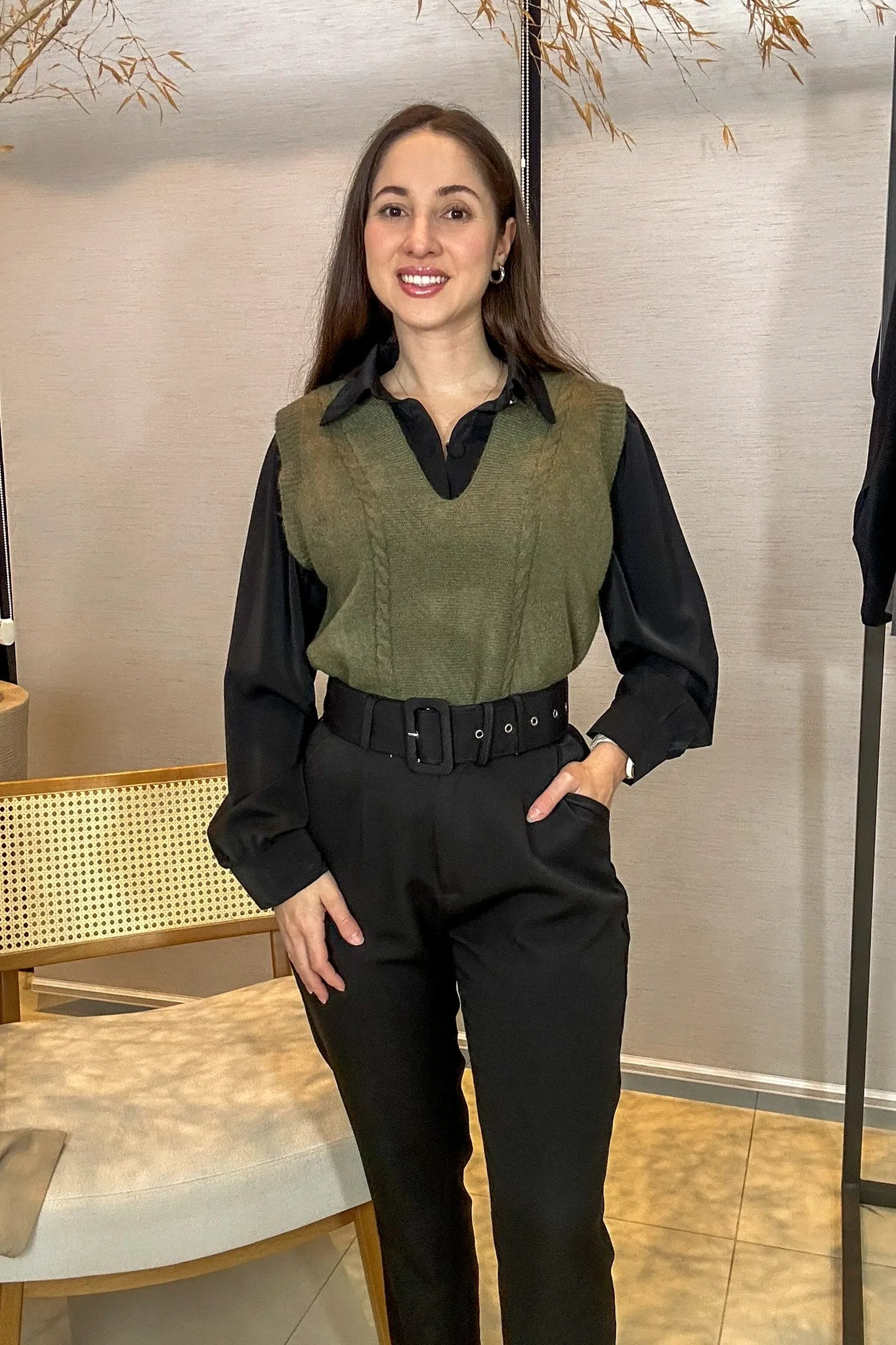 Conjunto: Camisa Manga Longa Lisa Gabriela Preta + Calça Cinto Encapado Cenoura Preta + Colete Em Tricot Mousse Amelie Verde Musgo