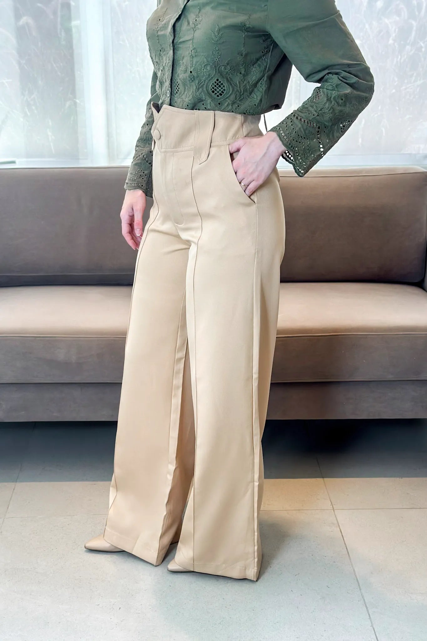 Calça Pantalona Detalhe Passador Alissa Bege