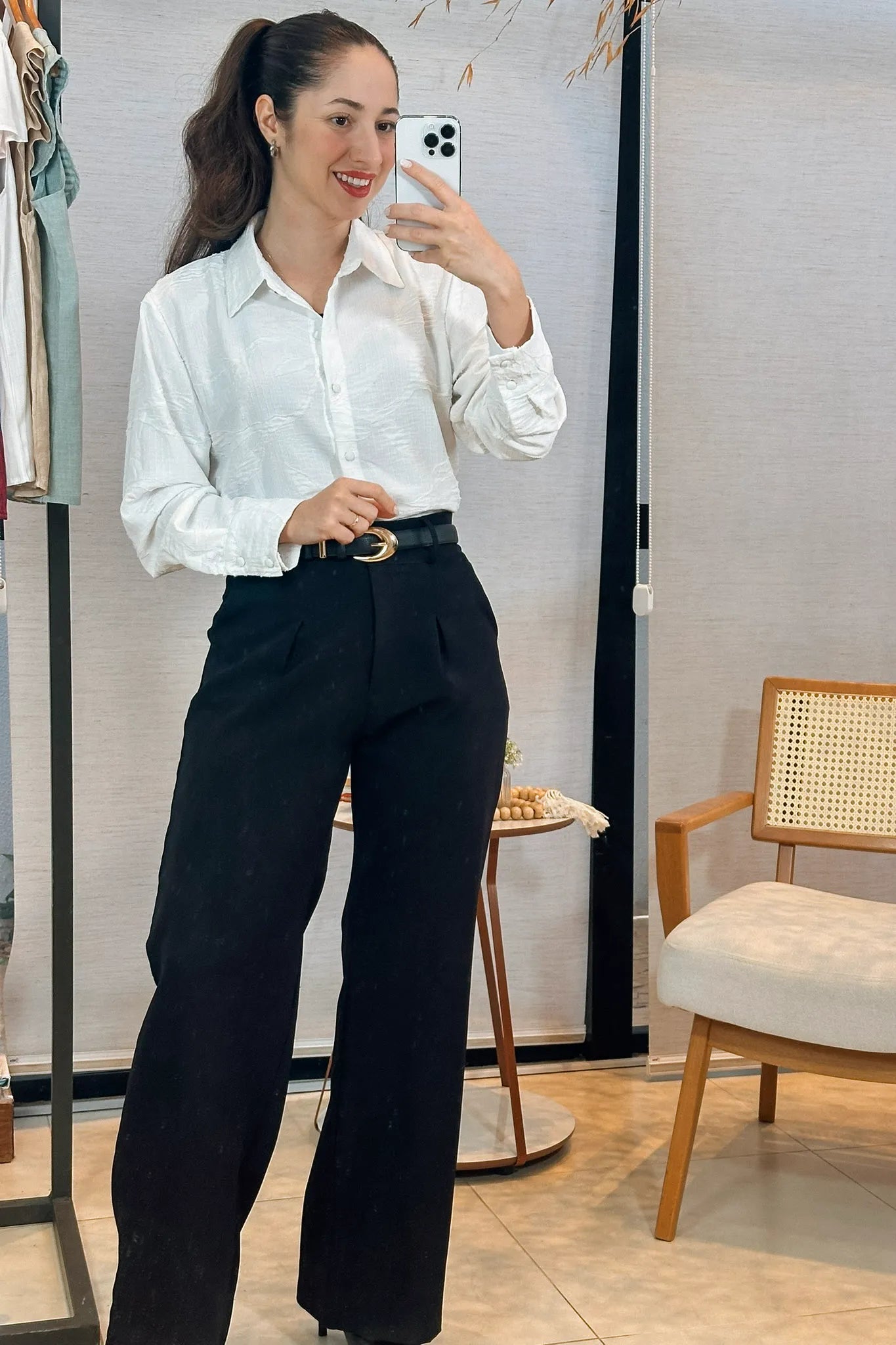 Conjunto: Camisa Manga Longa Em Jacquard Texturizado Bordada Leandra Branca + Calça Pantalona Alfaiataria Lavínia Preta