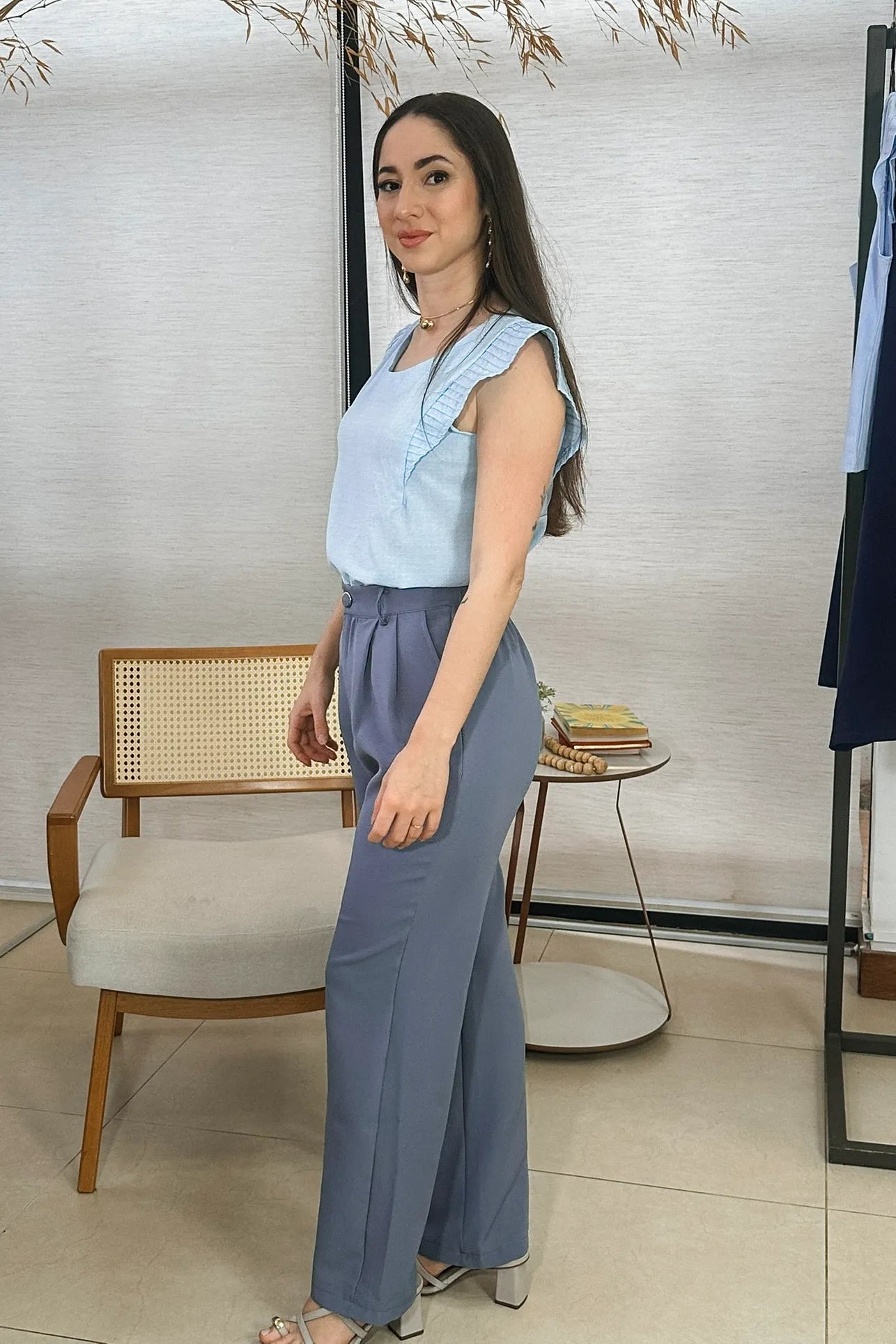 Conjunto: Blusa Regata Detalhe Babado Visco Essenza Maísa Azul + Calça Pantalona Crepe Milano Detalhe Botão Encapado Elena Azul