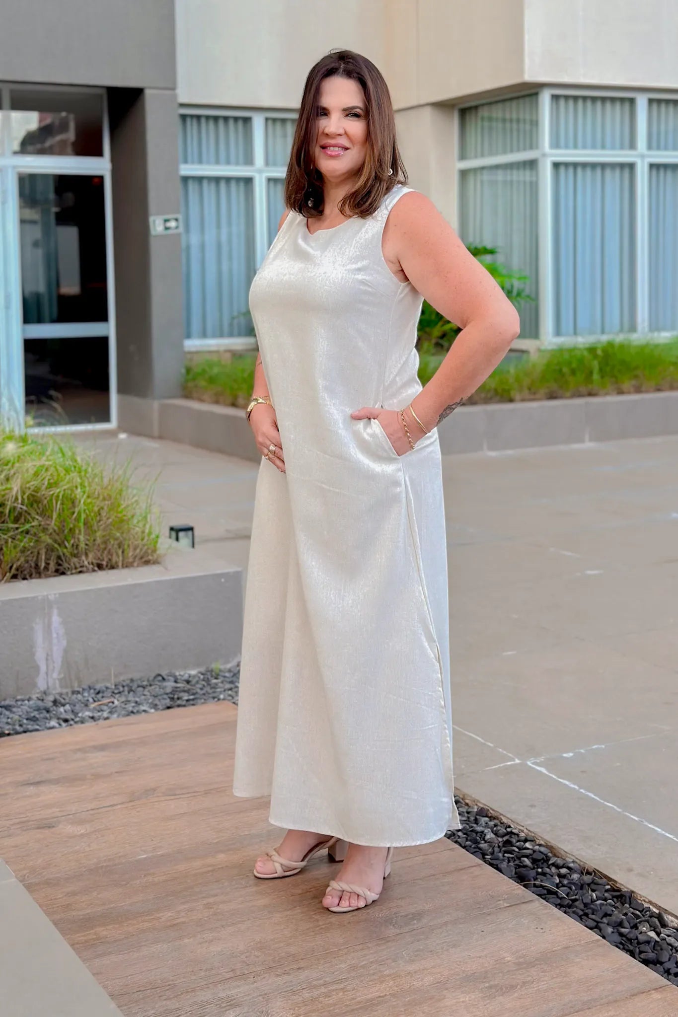 Vestido Midi Detalhe Bolso Elisa Bege