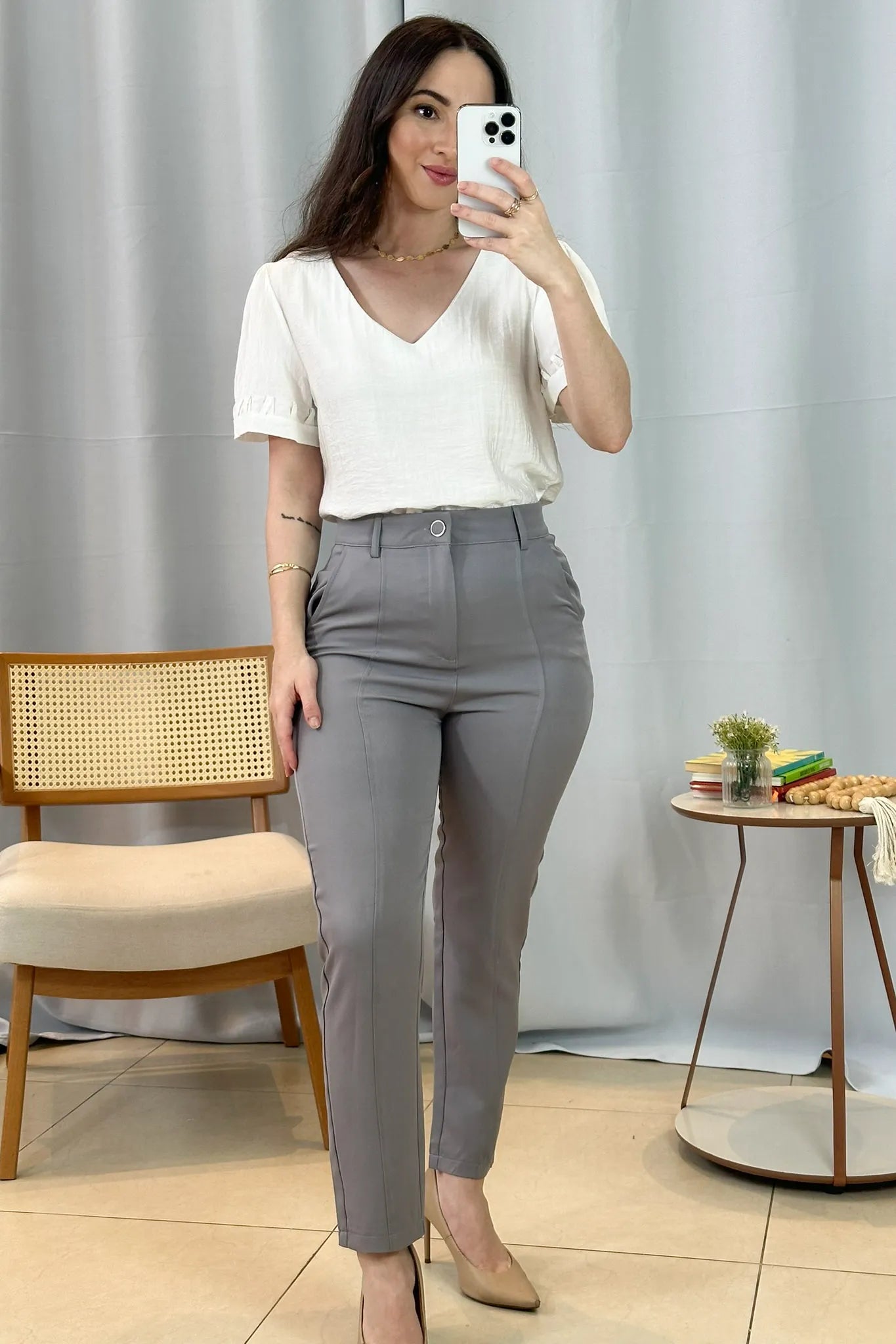 Conjunto: Blusa Manga Curta Decote "V" Visco Nature Gal Costa Branca + Calça Corte Reto Detalhe Friso Crepe Milano Eliana Bezerra Cinza