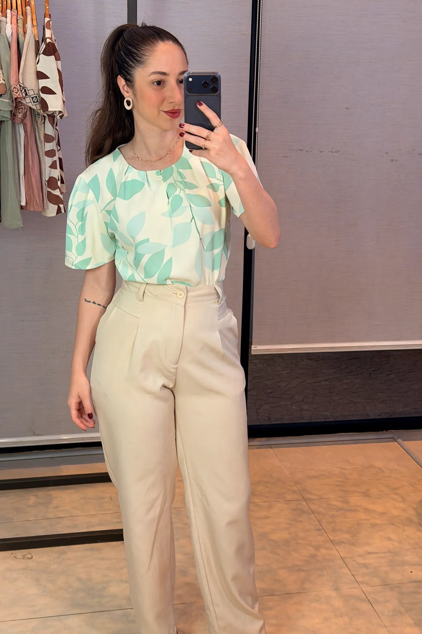 Conjunto: Blusa Manga Curta Estampada Folhagem Crepe Classic Joelma Verde + Calça Corte Reto Alfaiataria Detalhe Bolso Adriana Esteves Creme