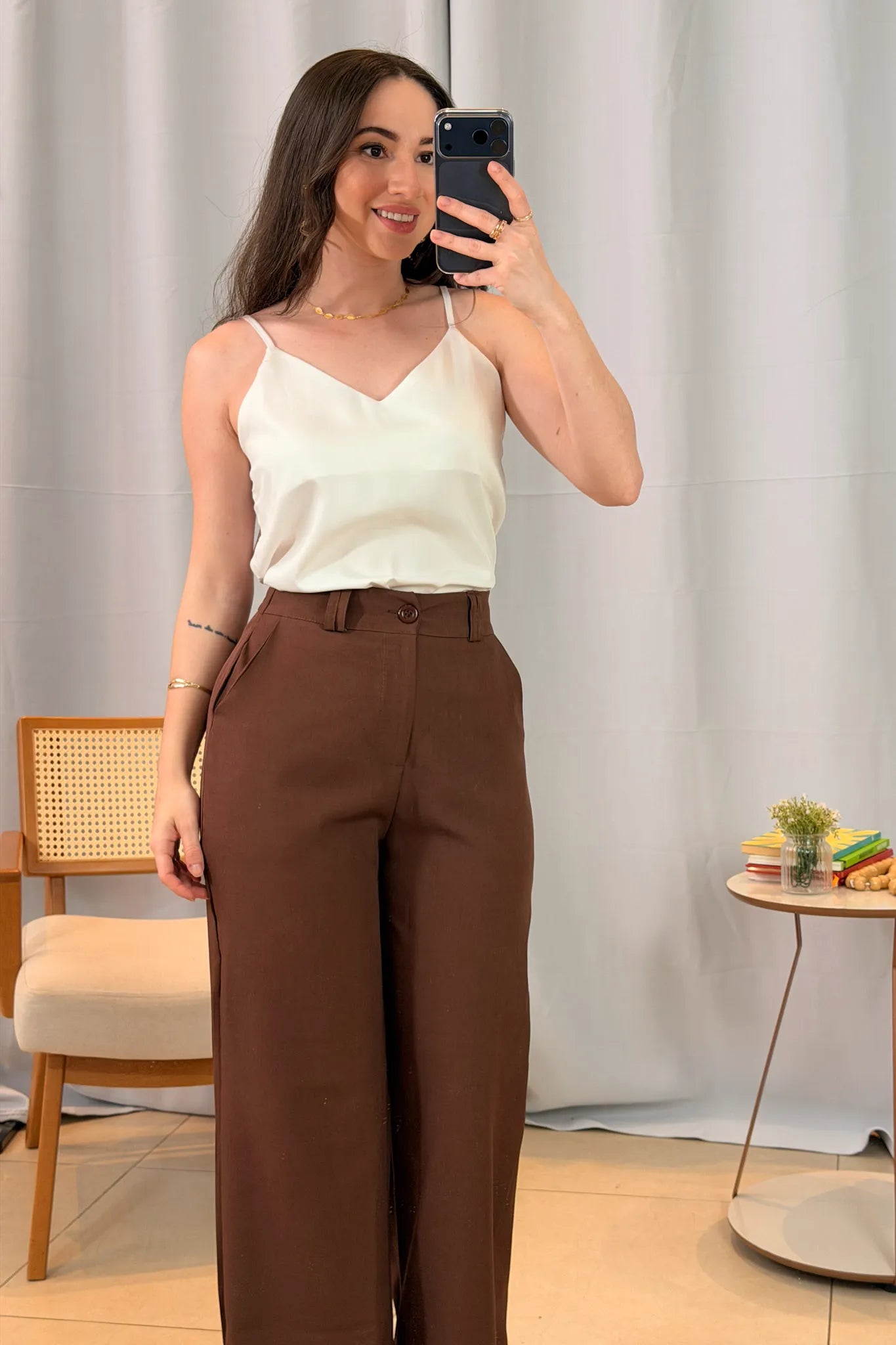 Conjunto: Blusa Regata Decote "V" Acetinada Fernanda Torres Branca + Calça Pantalona Alfaiataria Lux Detalhe Passador Grazi Massafera Marrom