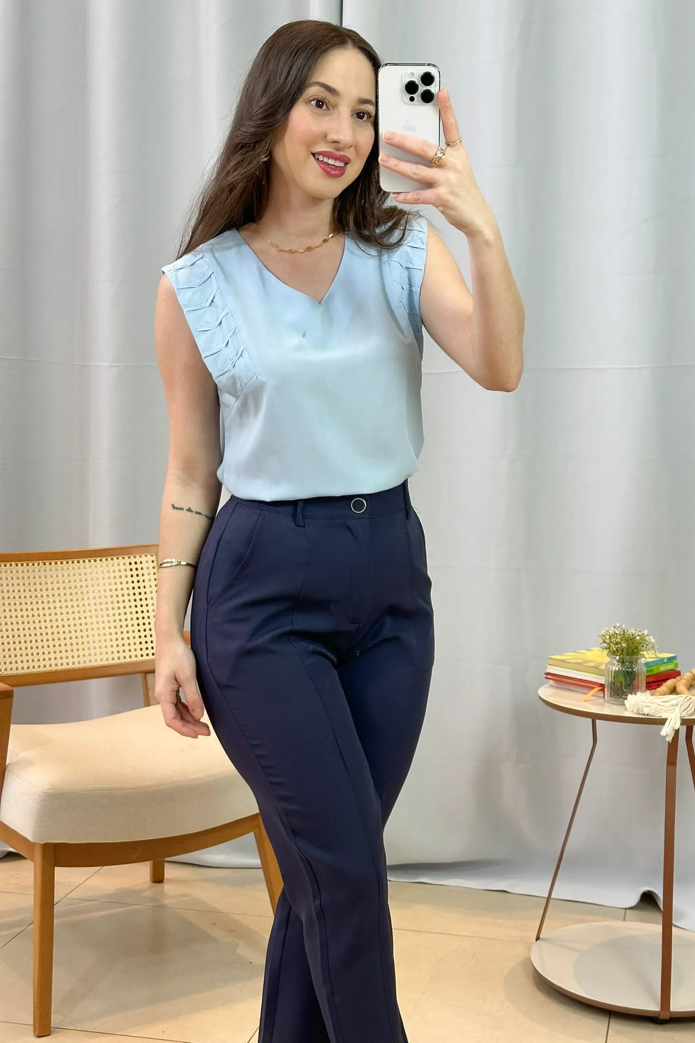 Conjunto: Blusa Regata Decote "V" Franzido Ombros Polivisco Fátima Bernardes Azul + Calça Corte Reto Detalhe Friso Crepe Milano Eliana Bezerra Azul Marinhoe