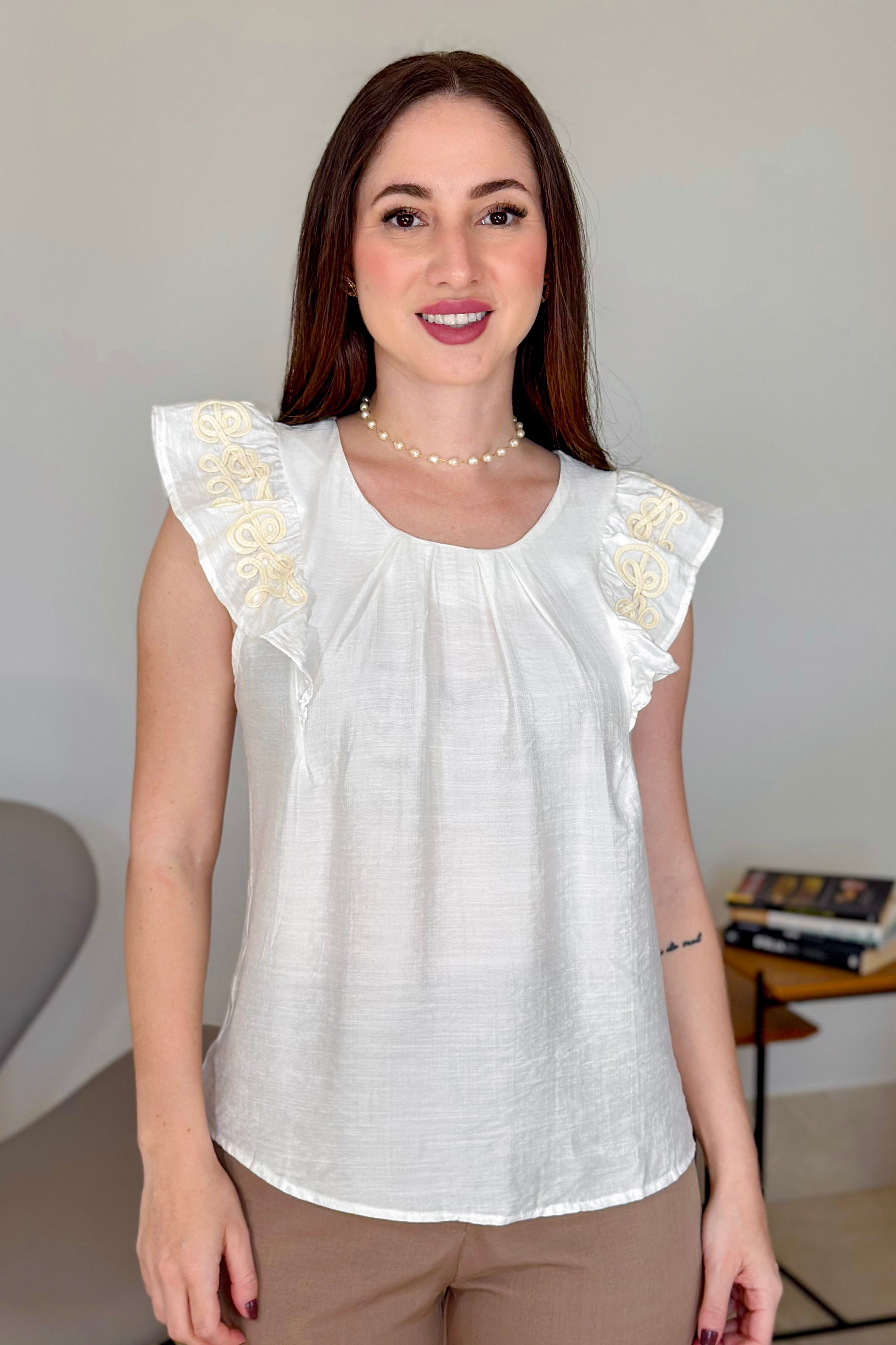 Blusa Regata em Visco Natural Detalhe Bordado Ombro Lilian Branca