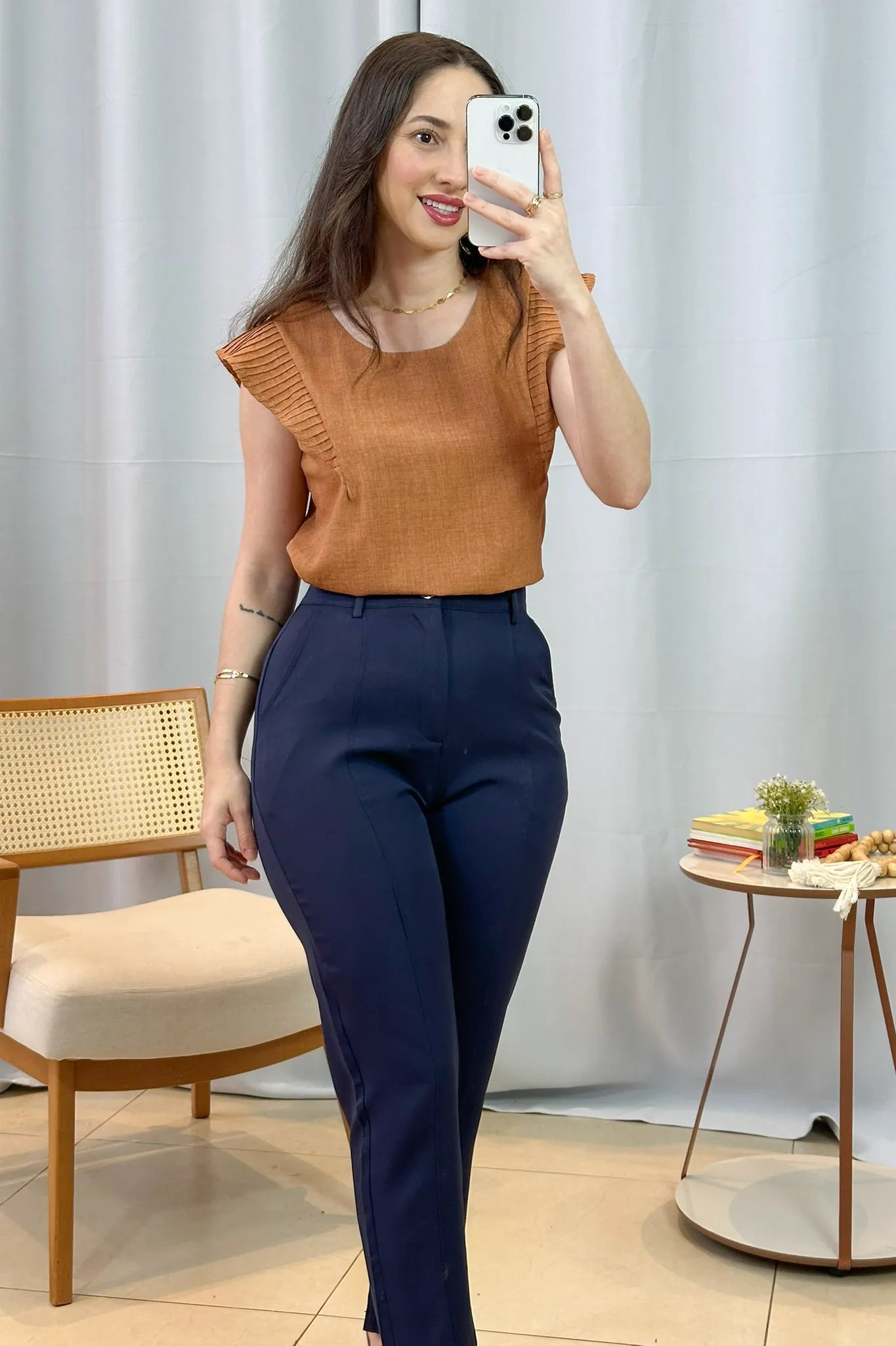 Conjunto: Blusa Regata Detalhe Babado Maísa Visco Essenza Marrom + Calça Corte Reto Detalhe Friso Crepe Milano Eliana Bezerra Azul Marinho