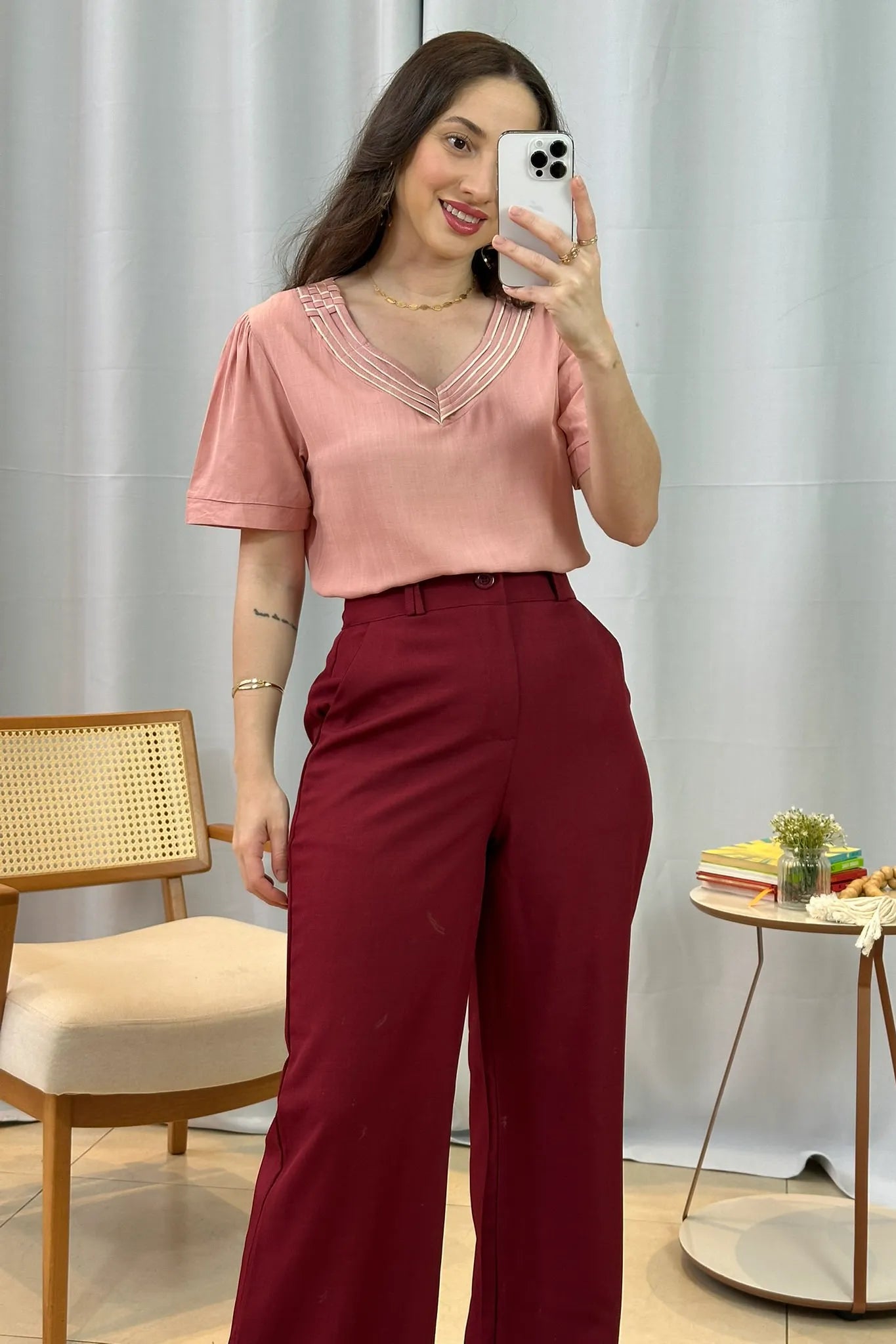Conjunto: Blusa Manga Curta Detalhe Decote "V" Visco-Linho Marília Rosa + Calça Pantalona Alfaiataria Lux Detalhe Passador Grazi Massafera Marsala