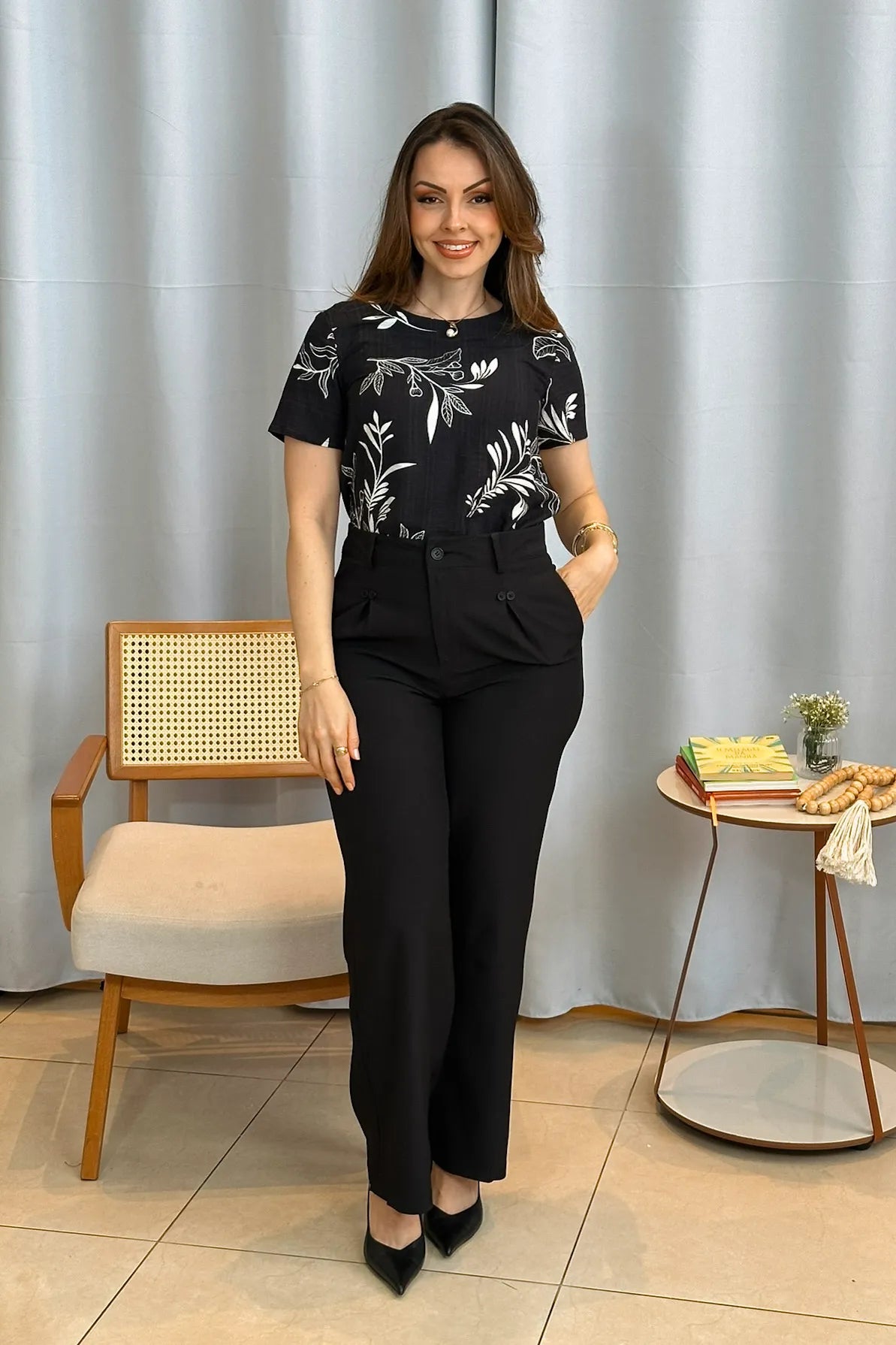 Conjunto: Blusa Manga Curta Visco Brise Telma Estampa Folhagem Preta + Calça Pantalona Detalhe Botões Crepe Alfaiataria Larissa Preta