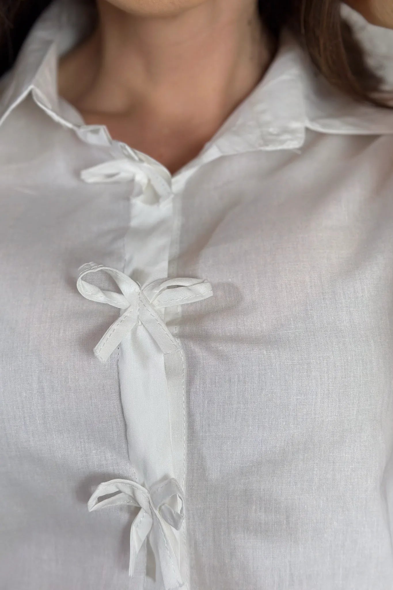 Camisa Manga Curta Detalhe Laço Thamires Branca