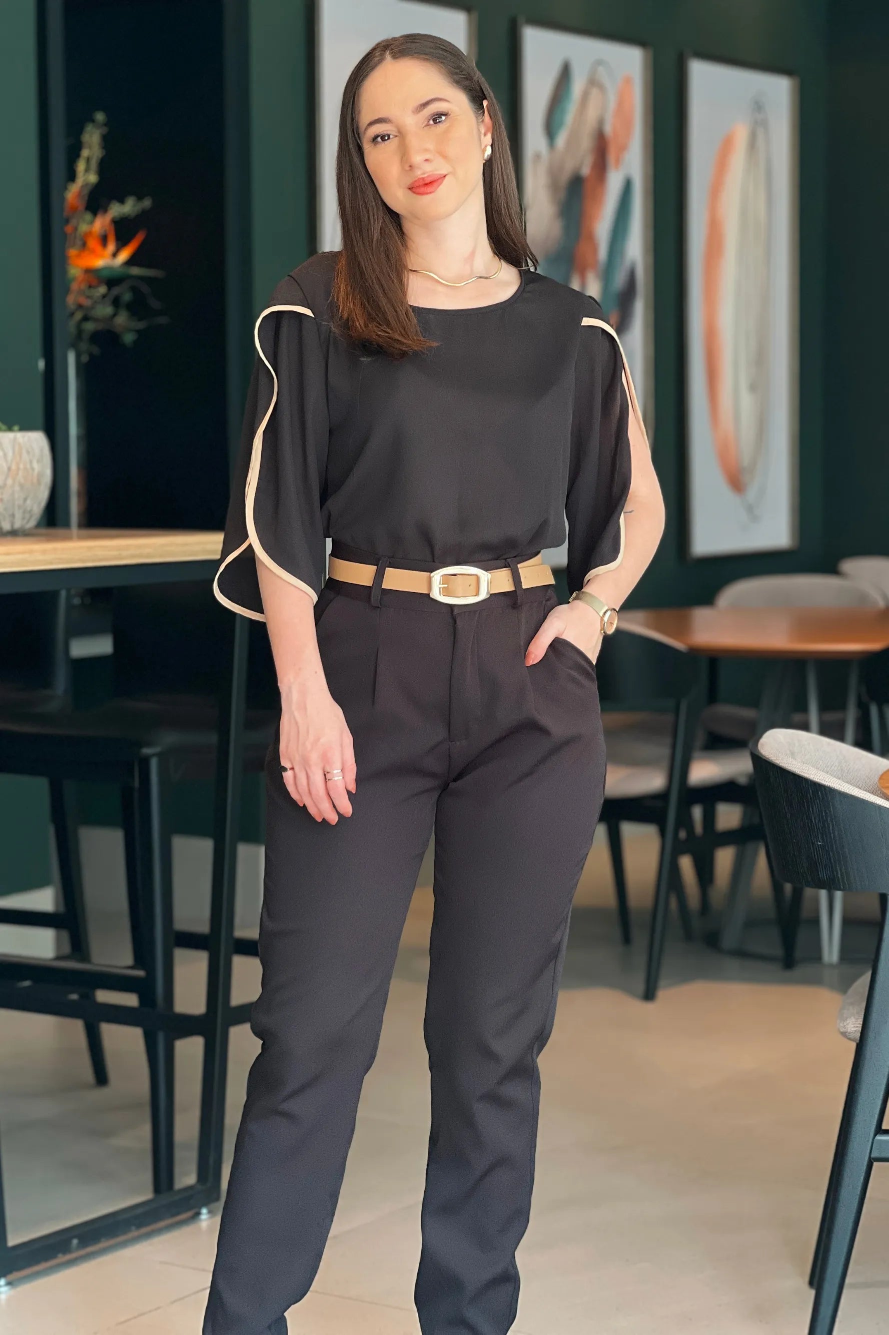 Conjunto: Blusa Lisa Abertura Manga Virgínia Preta + Calça Cinto Encapado Cenoura Preta