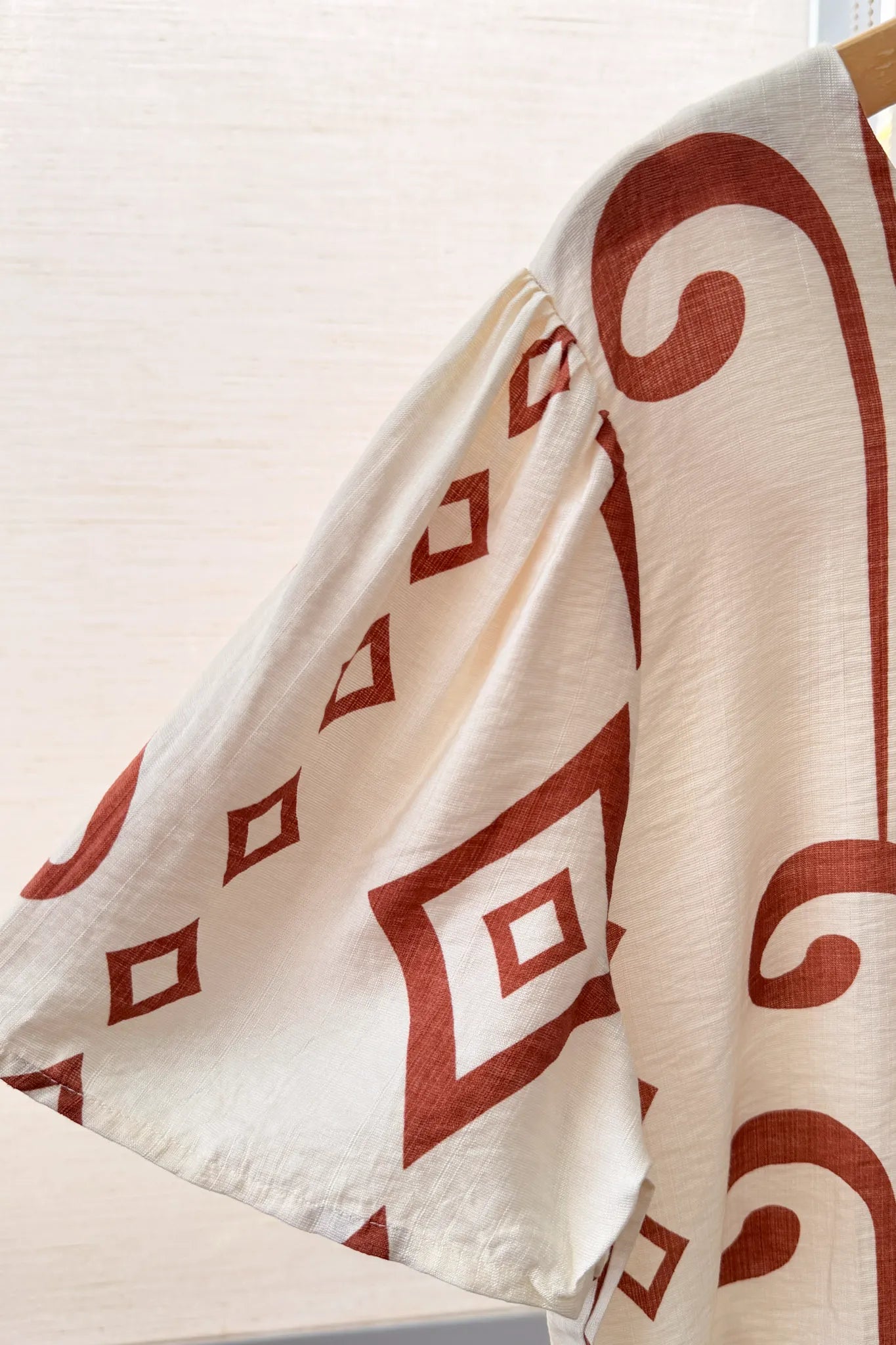 Blusa Manga Curta Detalhe Botão Vânia Estampada Terracota