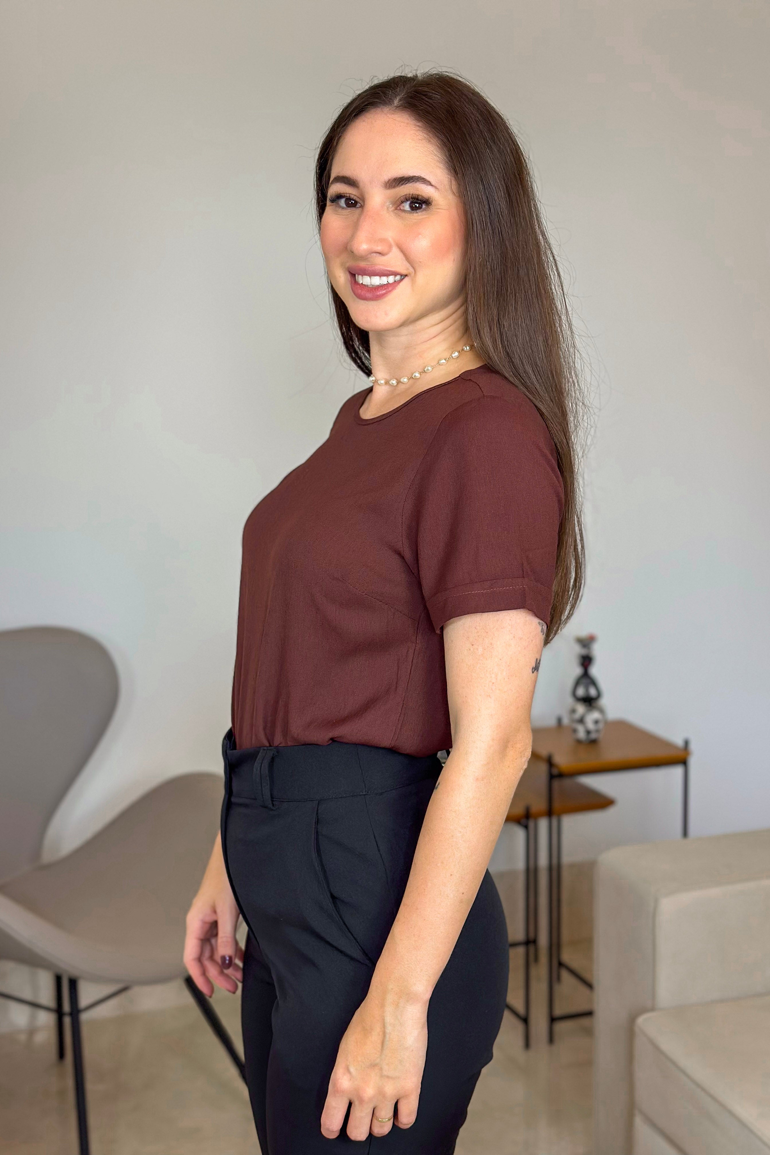 Blusa Manga Curta Em Visco Soft Recorte Costa Detalhe Ondulado Julieta Marrom